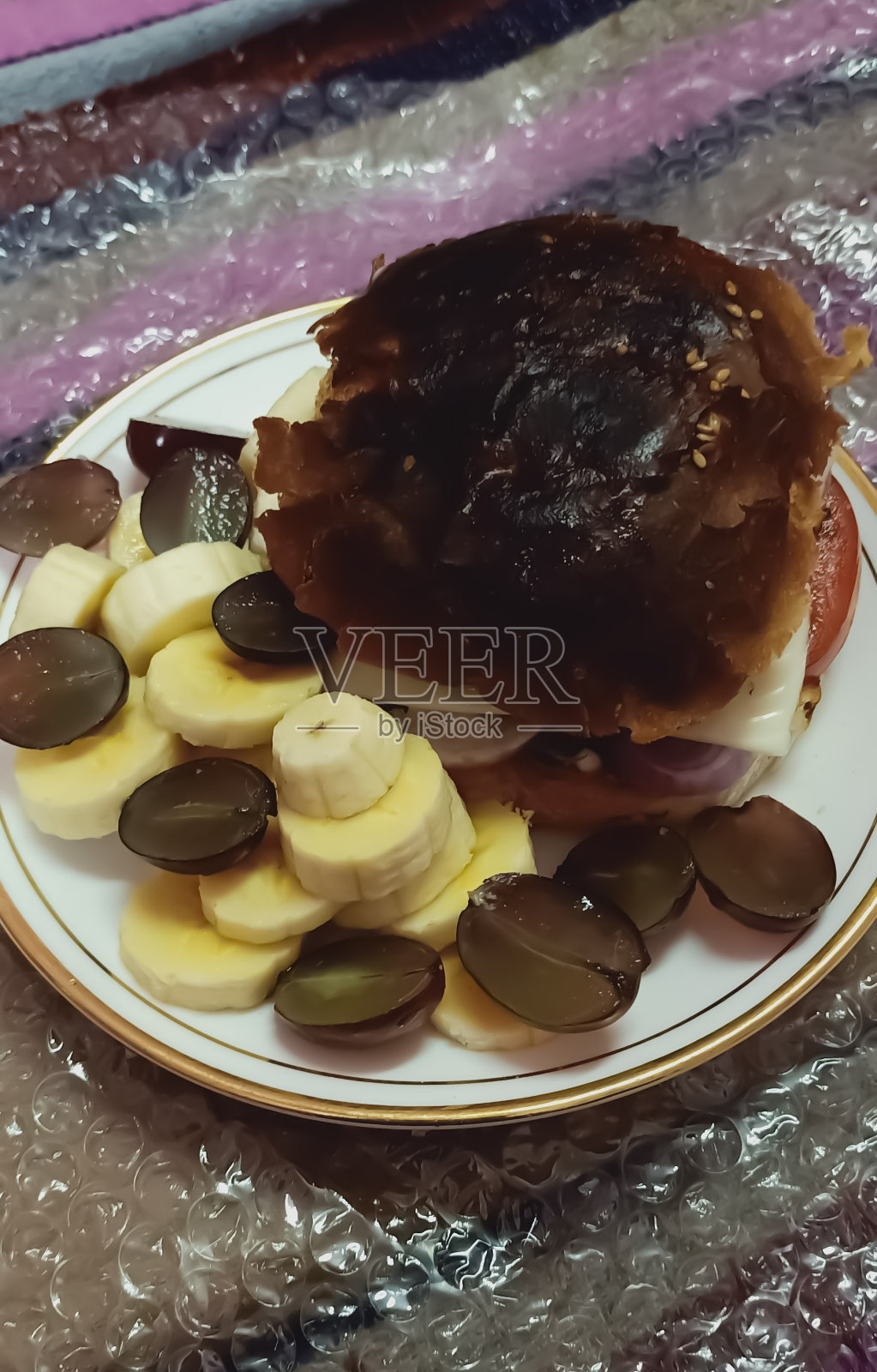 自制美味食物汉堡配水果照片摄影图片