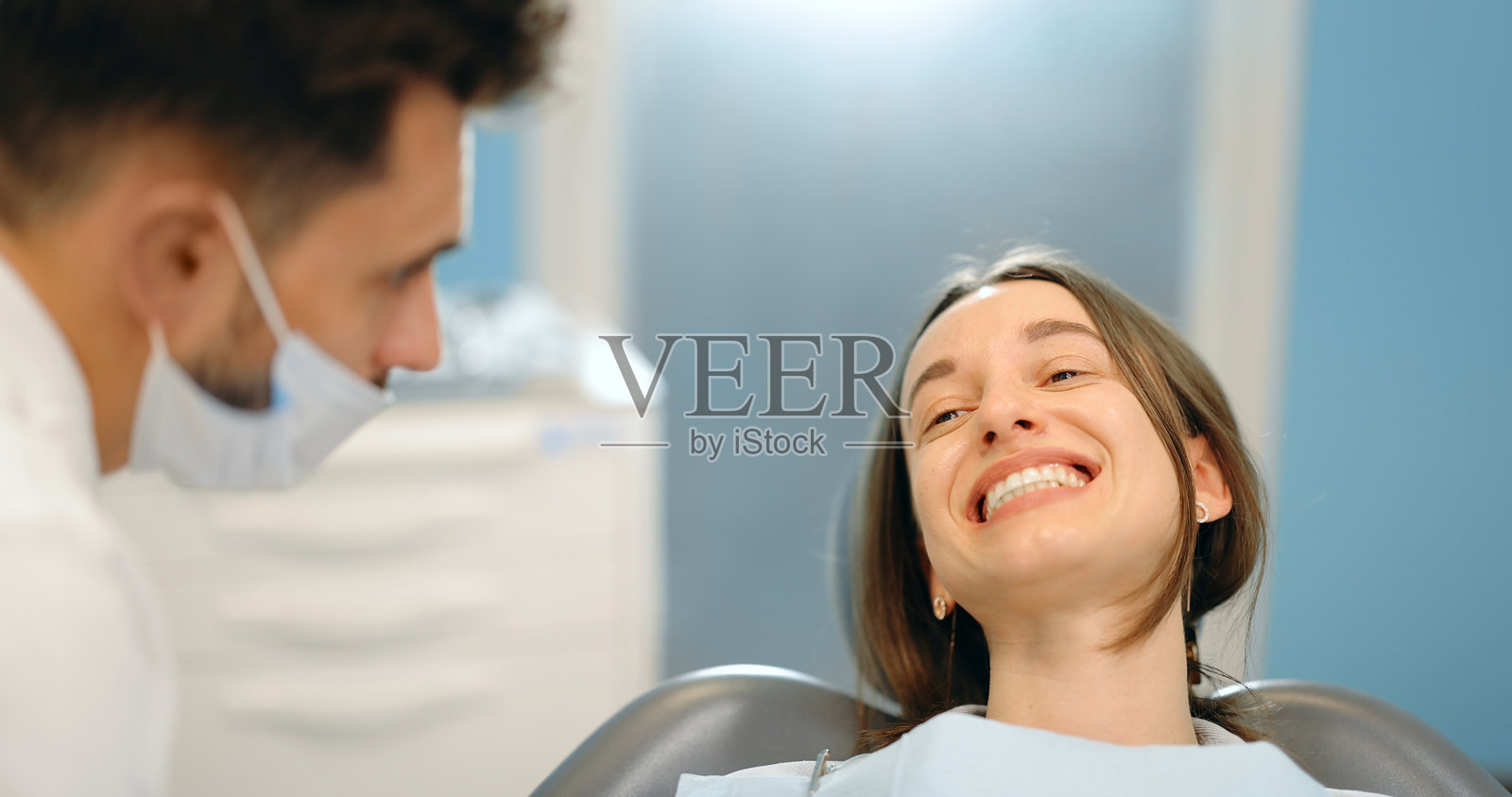 在牙科诊所看医生的病人照片摄影图片