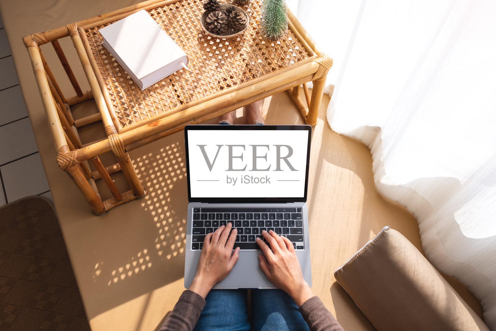 在家里用笔记本电脑打字的妇女照片摄影图片