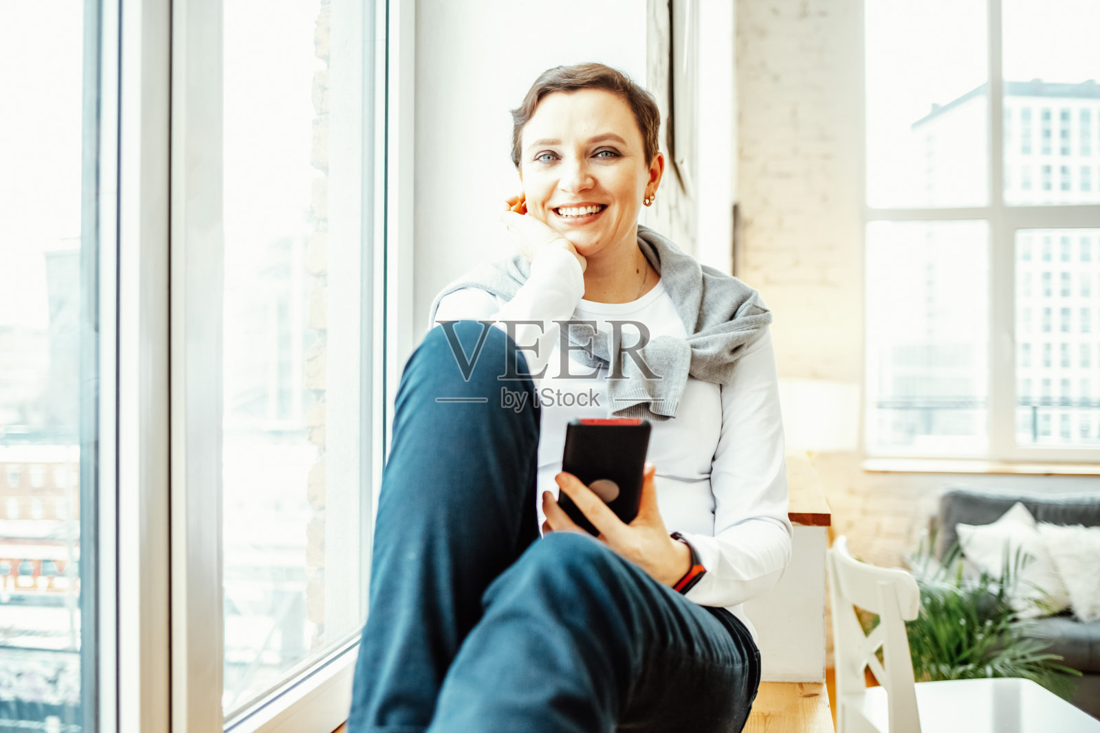 女人的智能手机窗口照片摄影图片