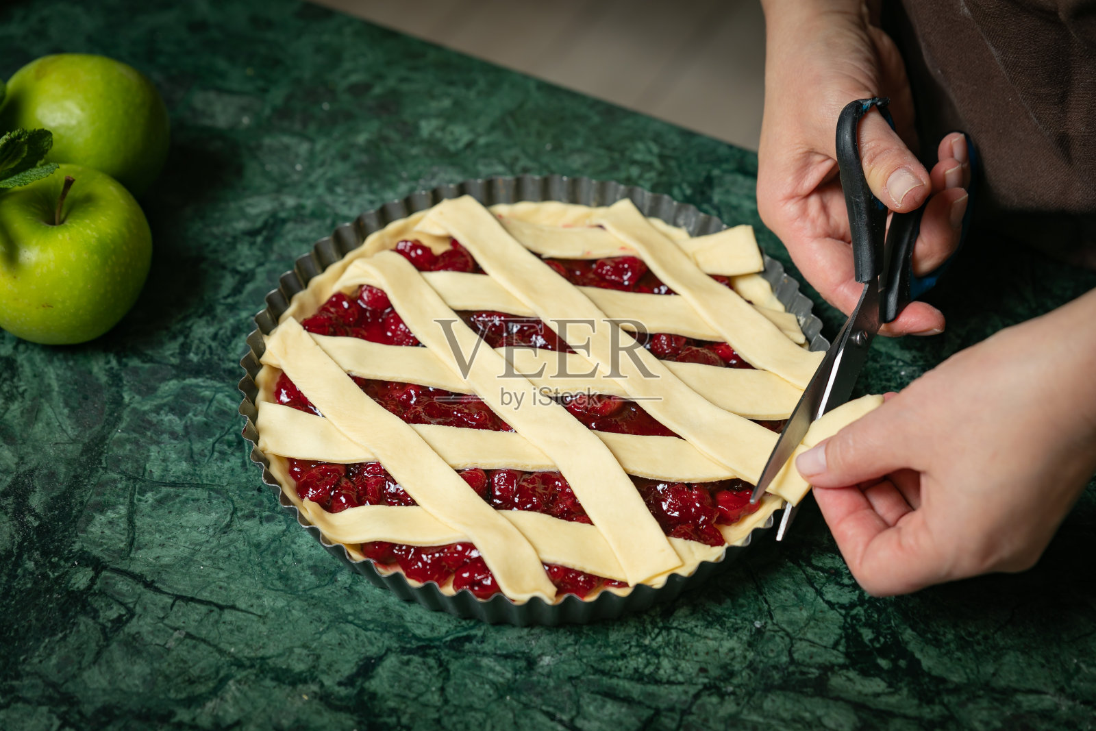 女面包师准备樱桃派照片摄影图片