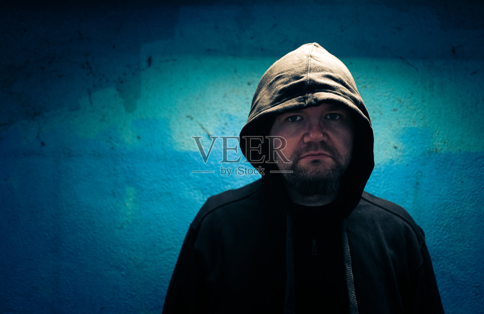 无家可归的沮丧的人在地下通道照片摄影图片