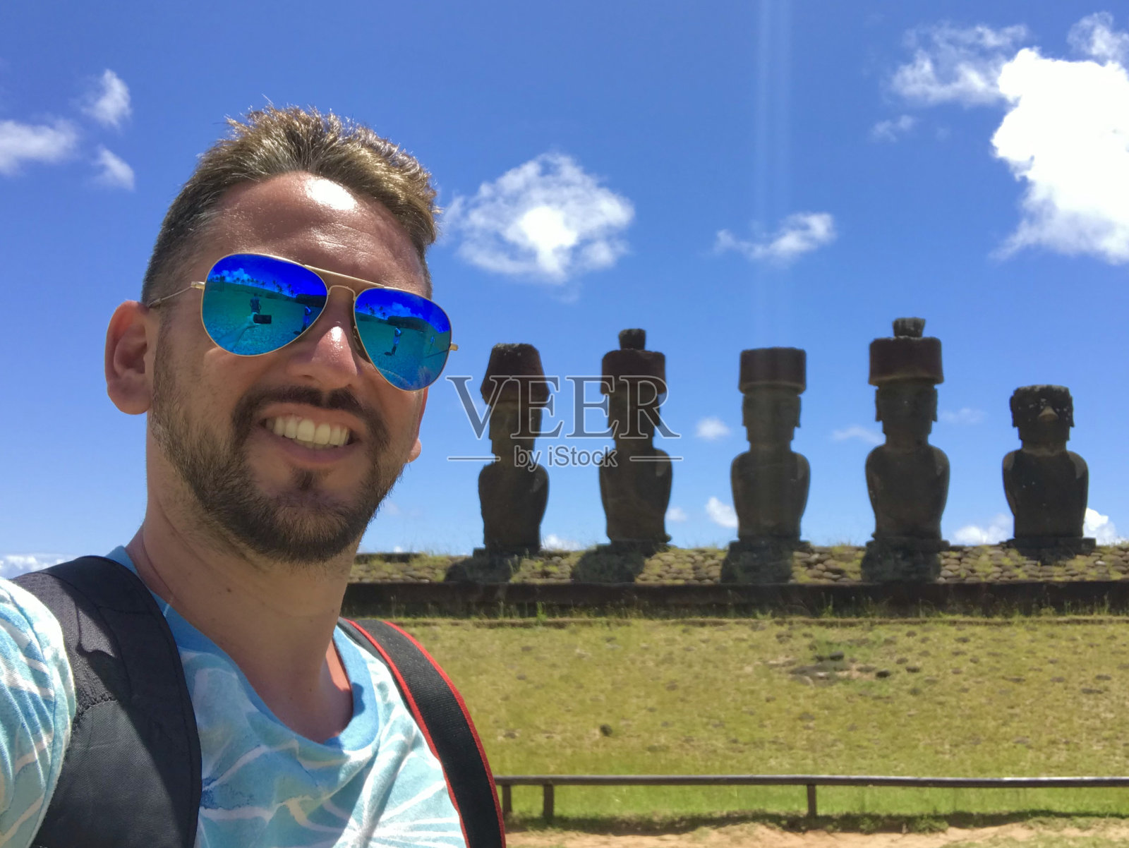 在智利复活节岛旅行的拉丁裔男背包客照片摄影图片