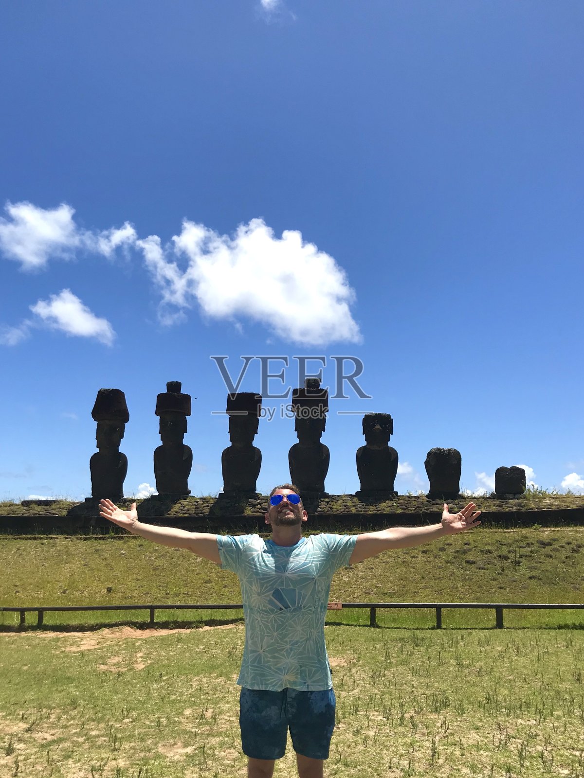 在智利复活节岛旅行的拉丁裔男背包客照片摄影图片