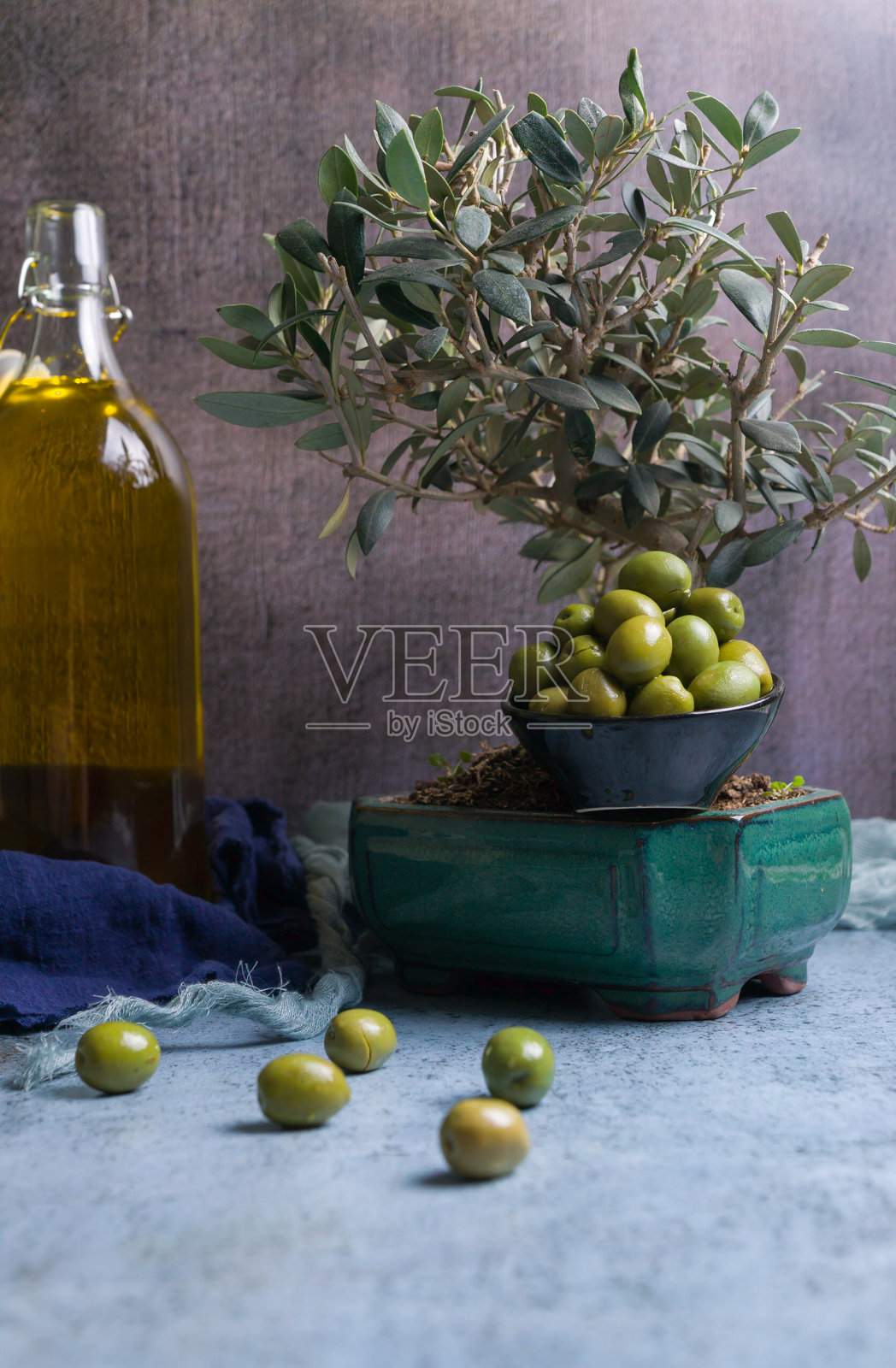 橄榄油，橄榄和橄榄植物组成的特写照片摄影图片