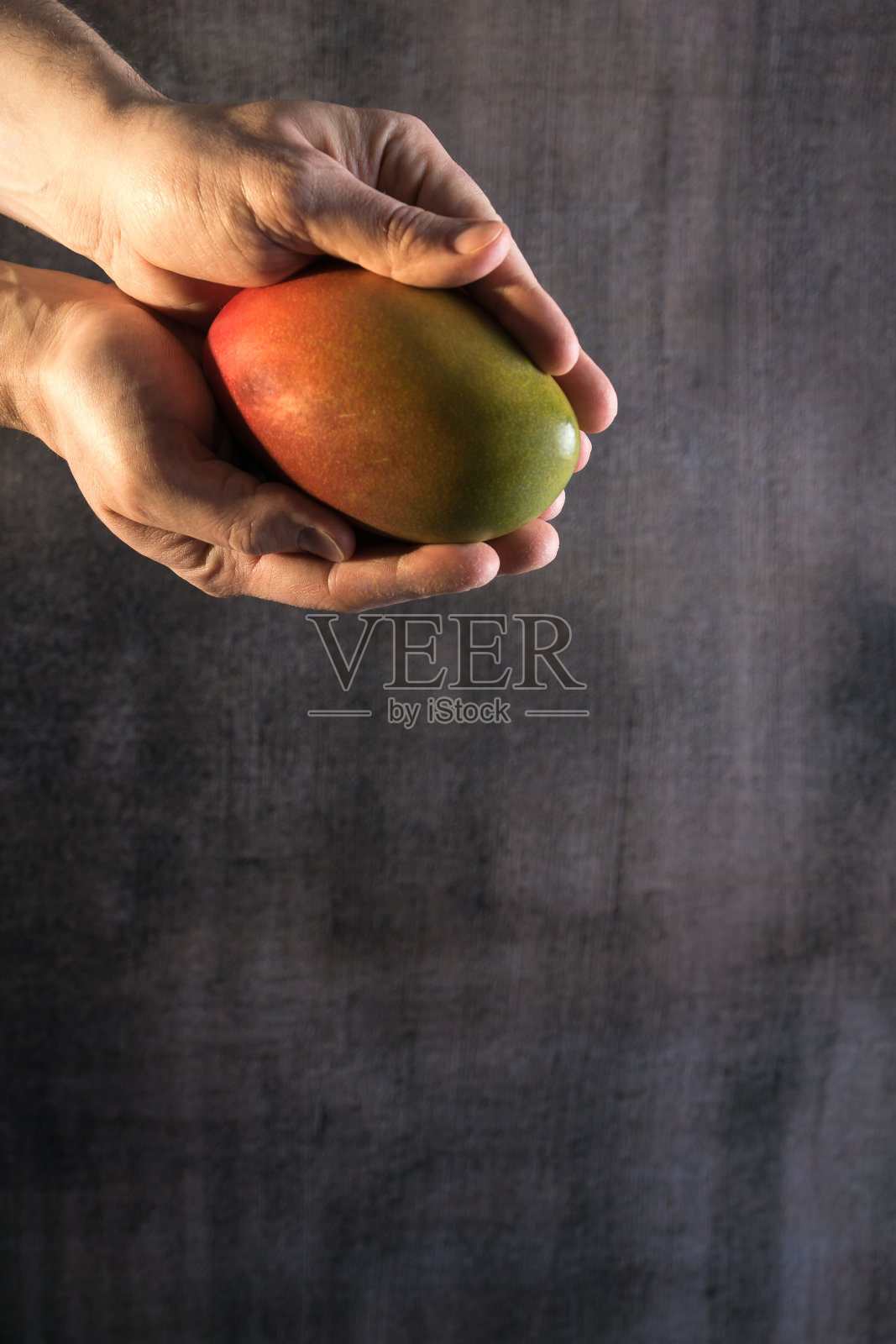 一只手握着黄色把手的特写照片摄影图片