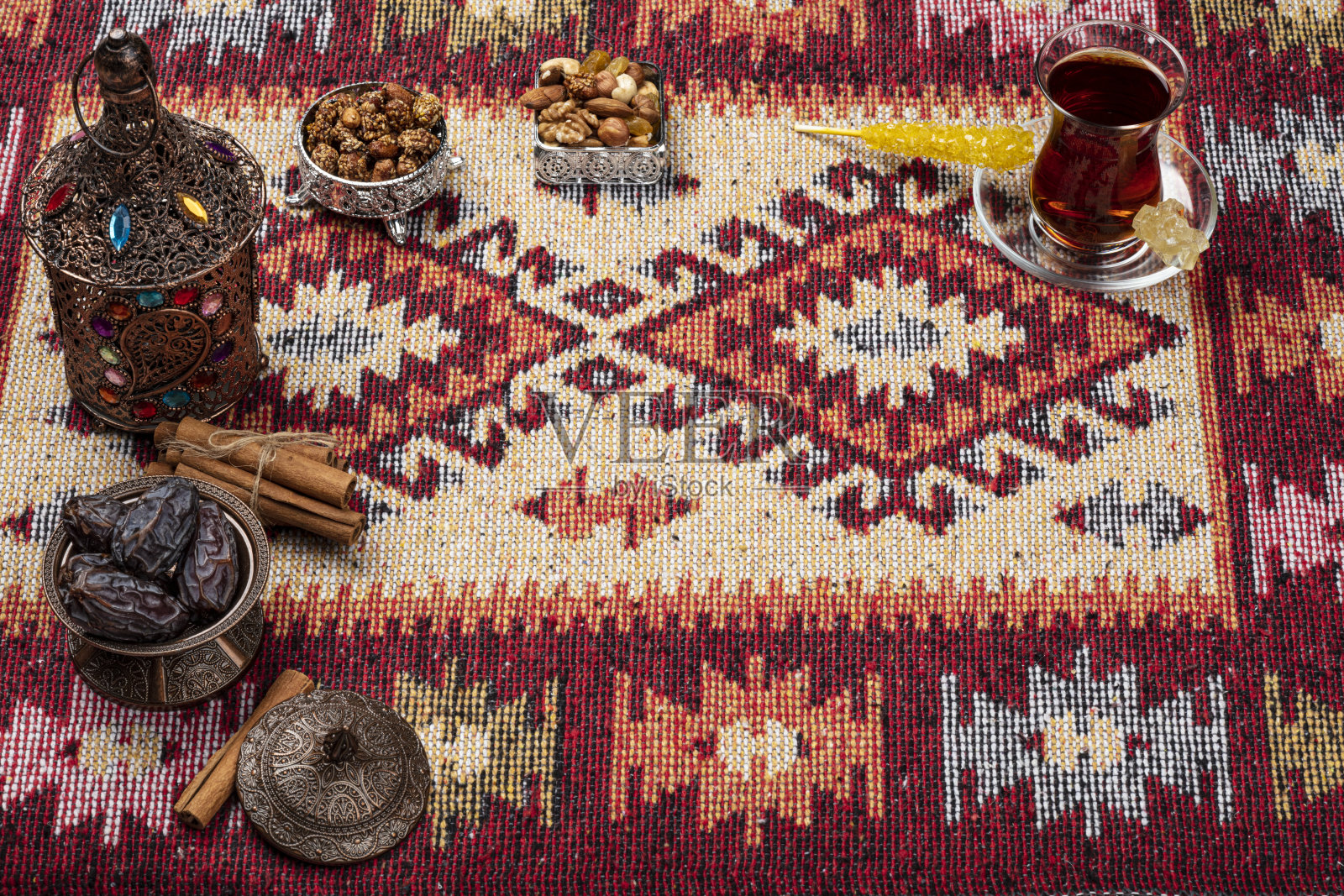 斋月概念与干枣和一杯茶照片摄影图片