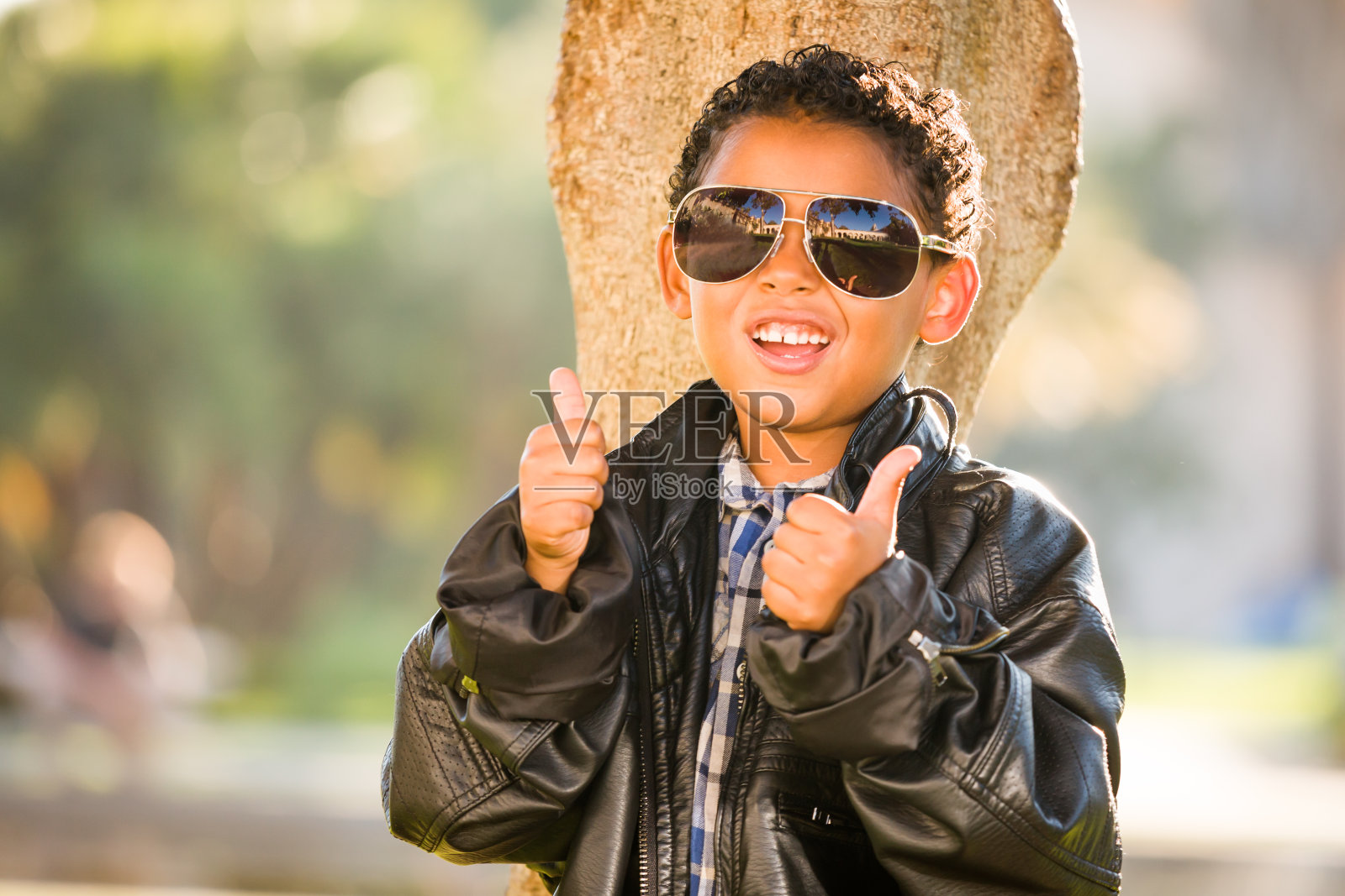 非裔美国人和墨西哥男孩戴着太阳镜和皮夹克照片摄影图片
