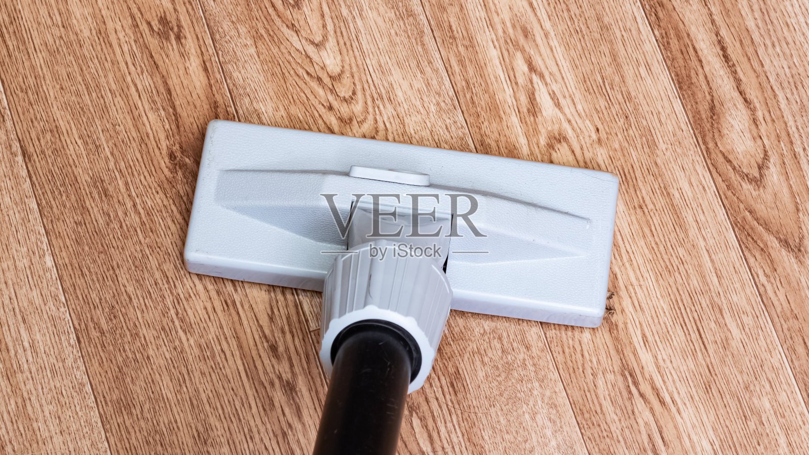 吸尘器刷在木地板上照片摄影图片