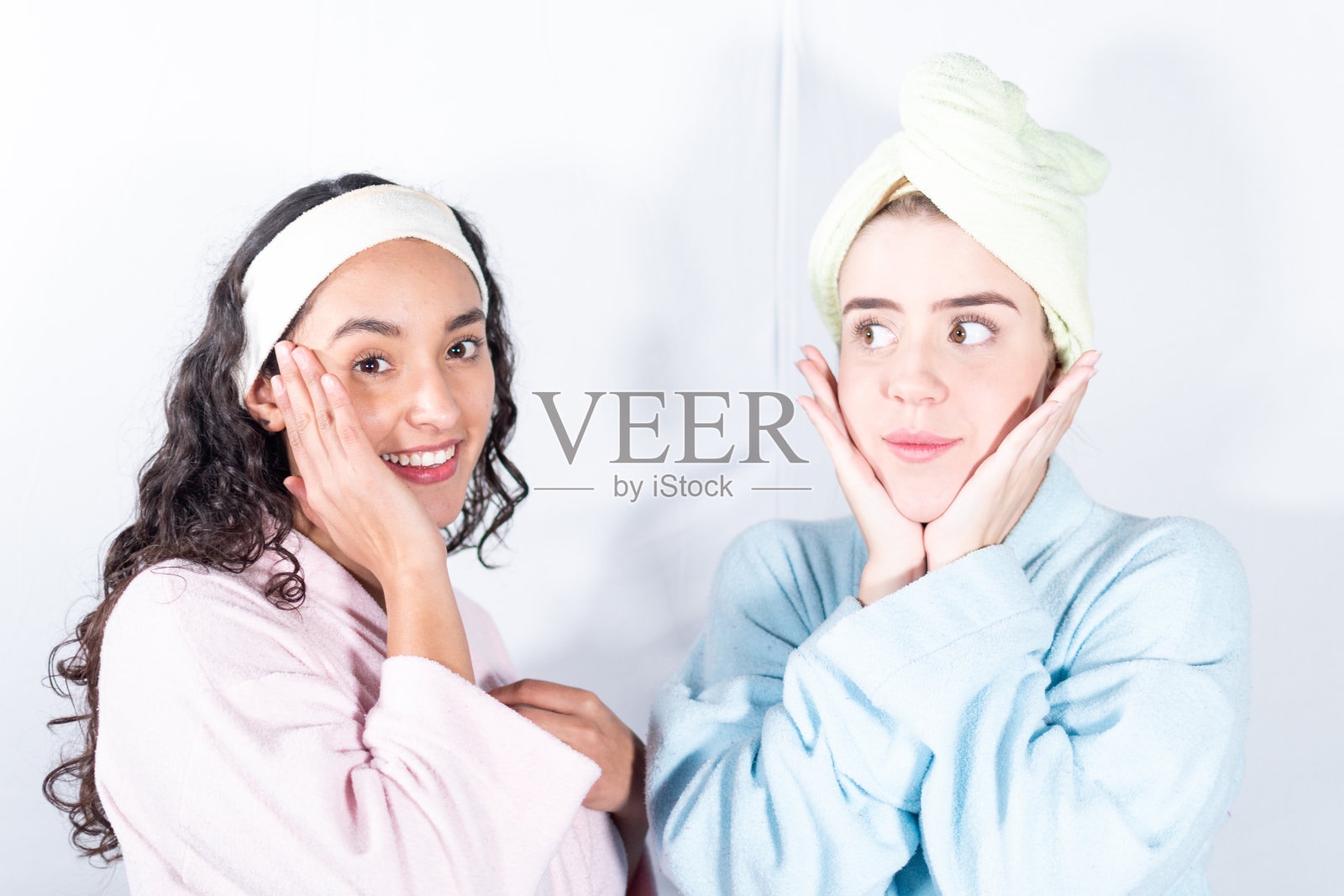 两个拉丁和白种女性朋友用浴巾做护肤照片摄影图片