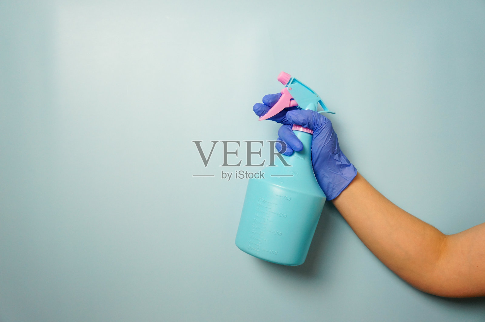 用医用蓝手套进行防疫消毒。照片摄影图片