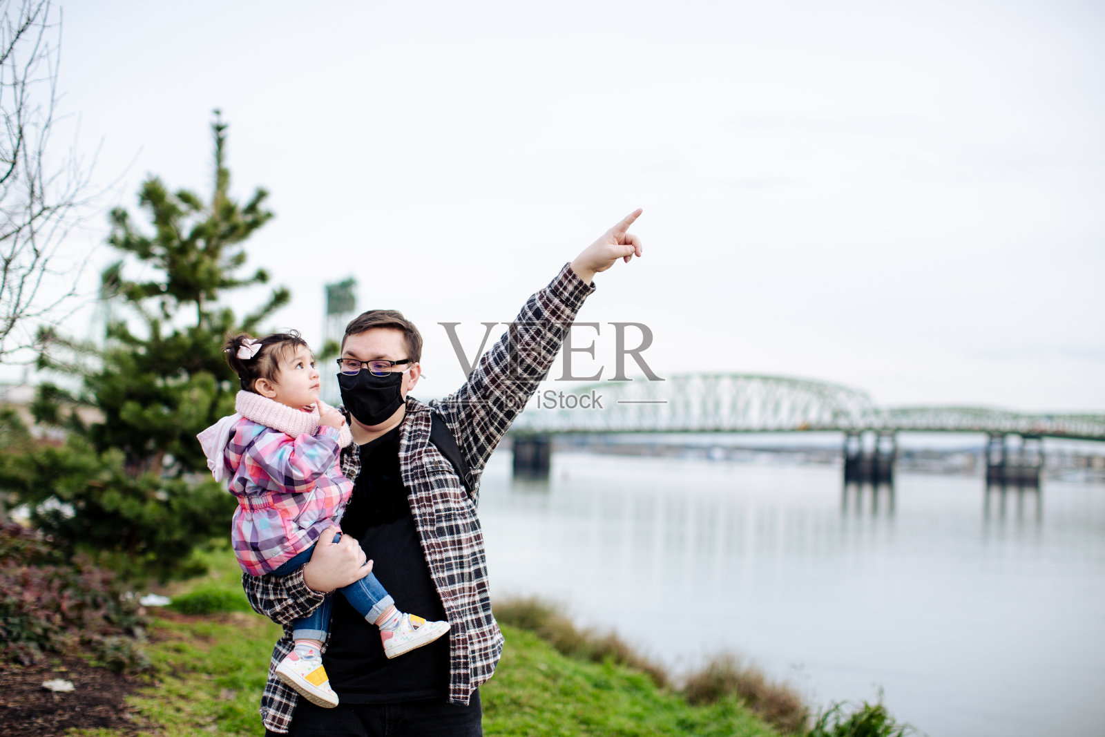 爸爸和宝贝女儿向上看照片摄影图片