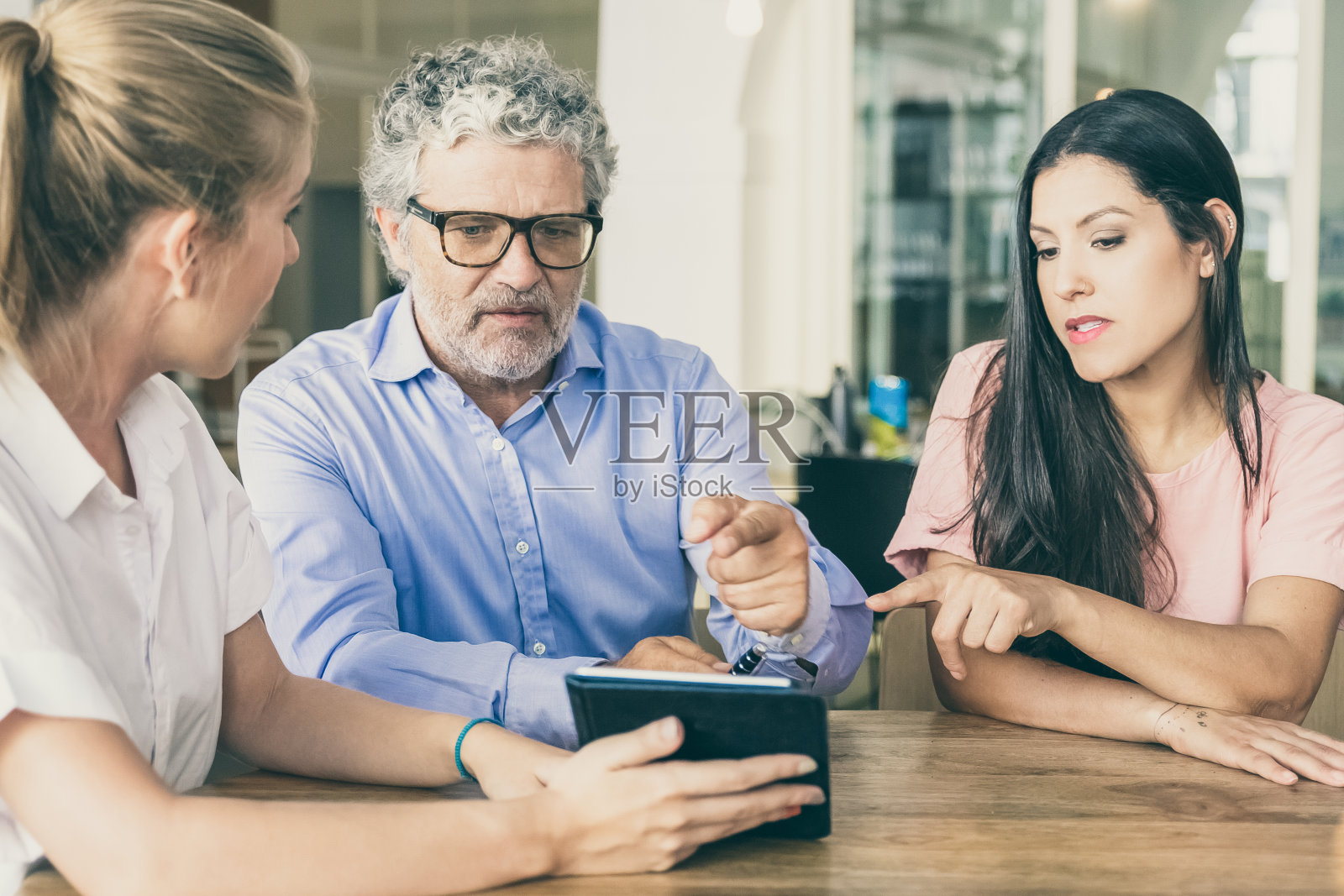 认真的年轻女人和成熟的男人照片摄影图片