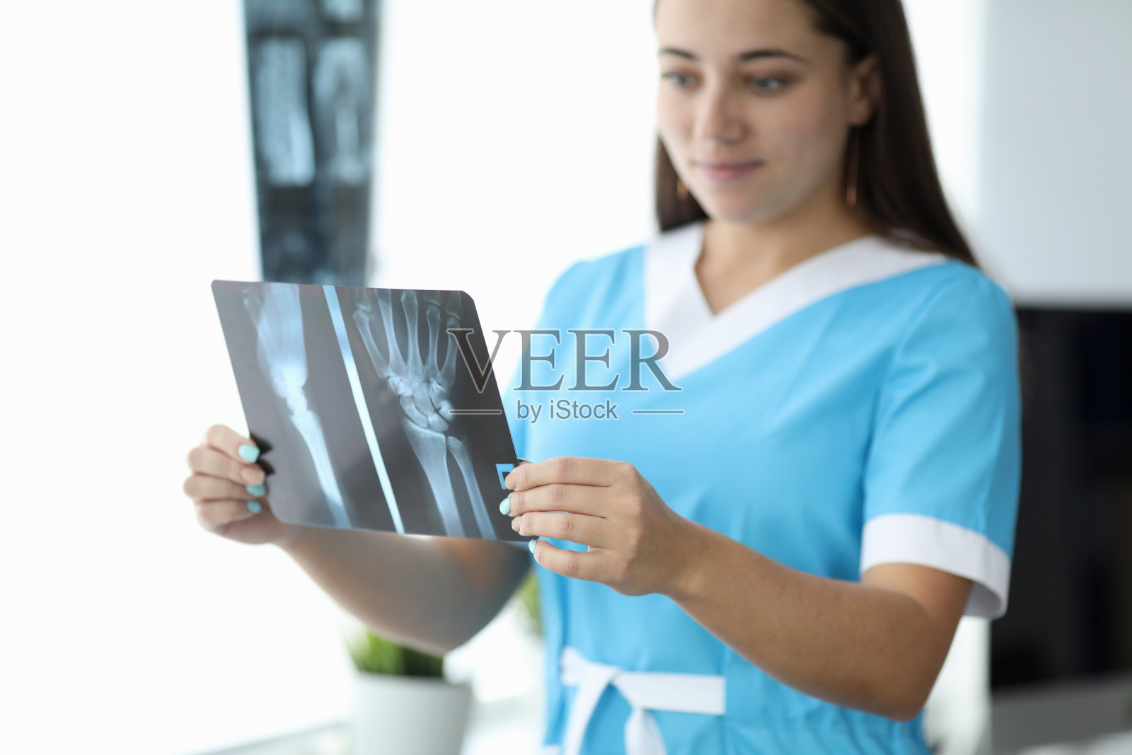 外科医生在看skiagram照片摄影图片