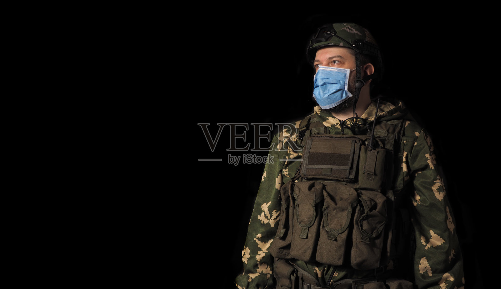 戴面罩的士兵。社会距离的概念。新型冠状病毒肺炎照片摄影图片