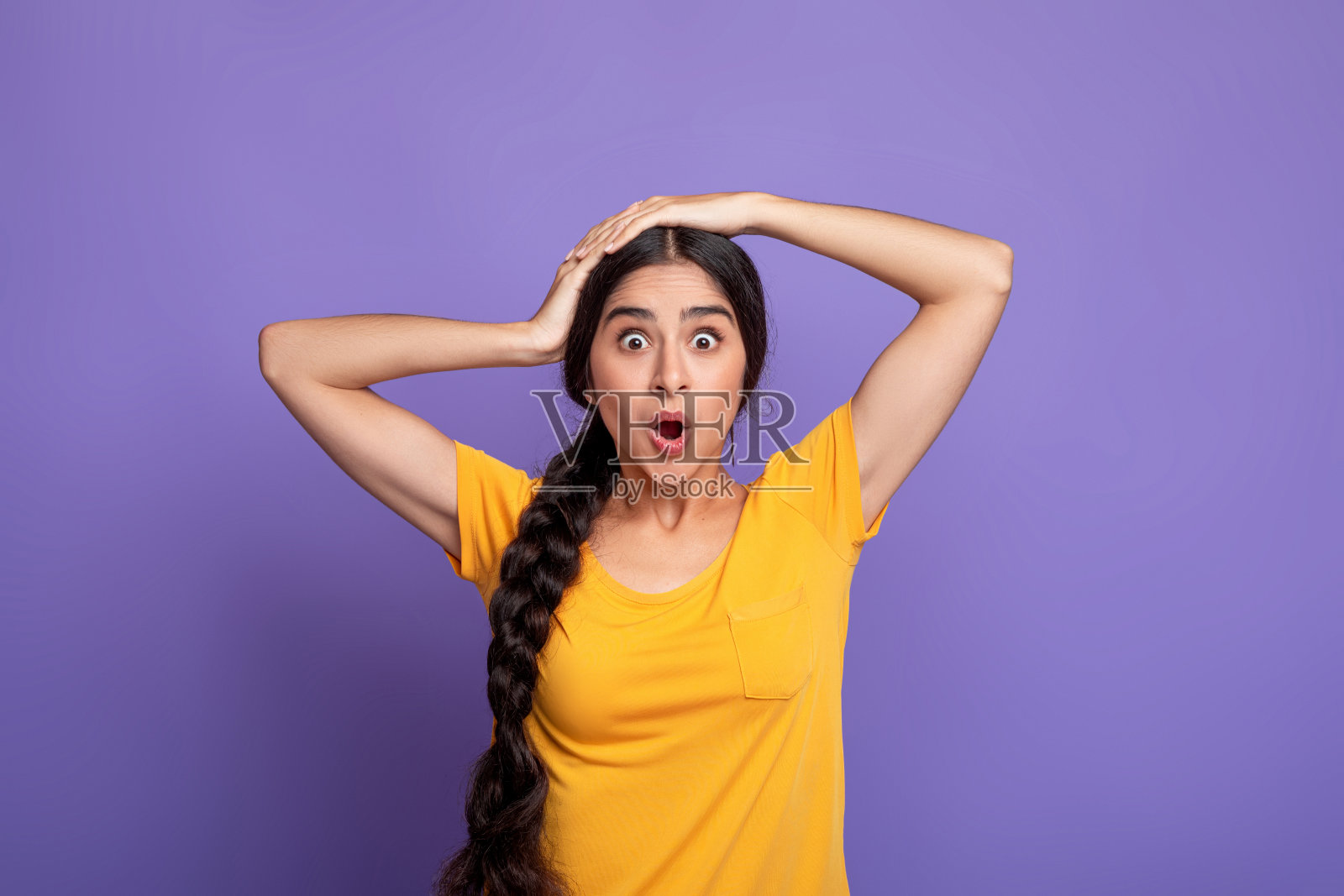 近距离的肖像，震惊的年轻印度妇女尖叫照片摄影图片