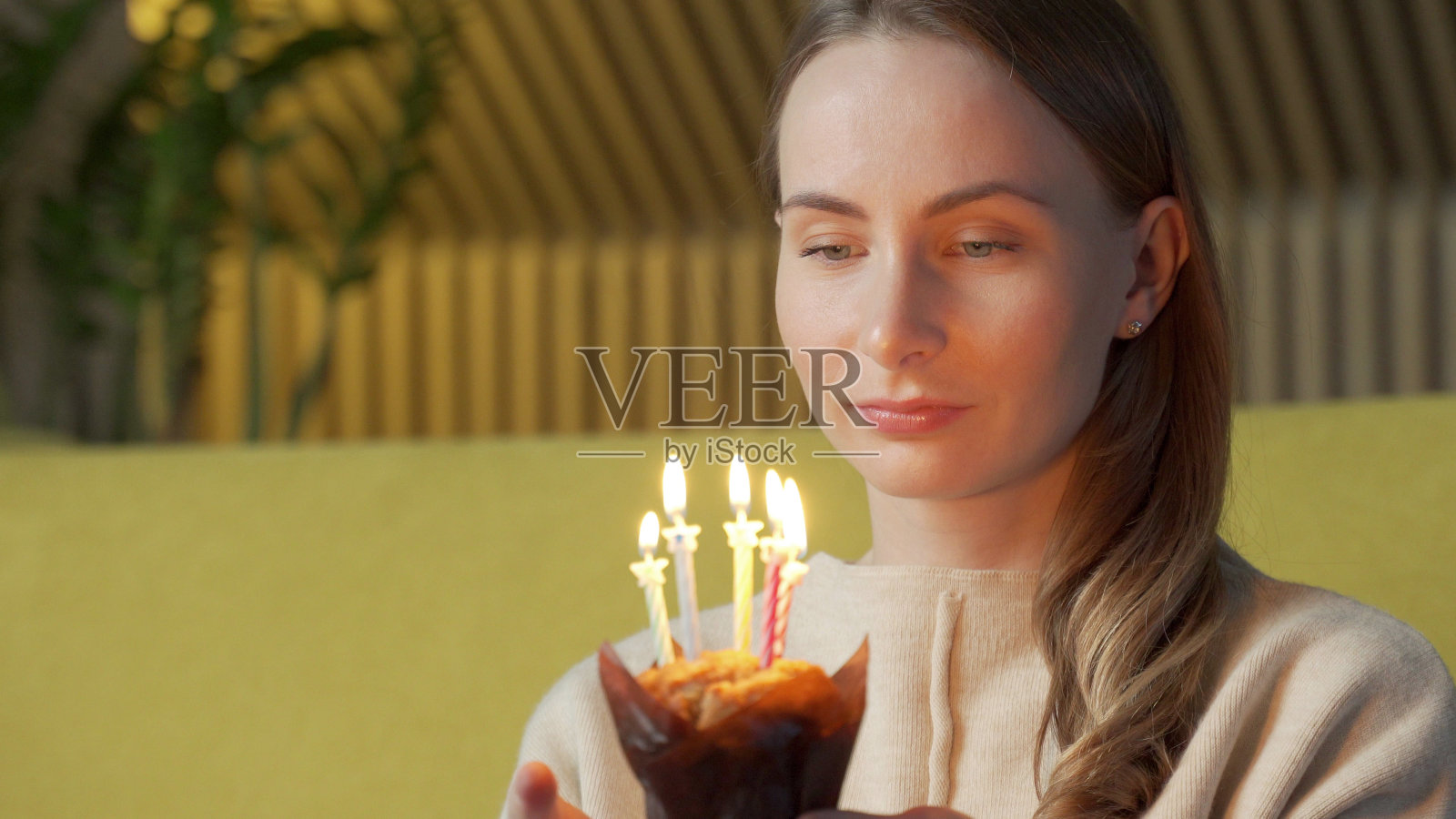 女人许了个愿，吹灭了生日蛋糕上的蜡烛，然后大笑照片摄影图片