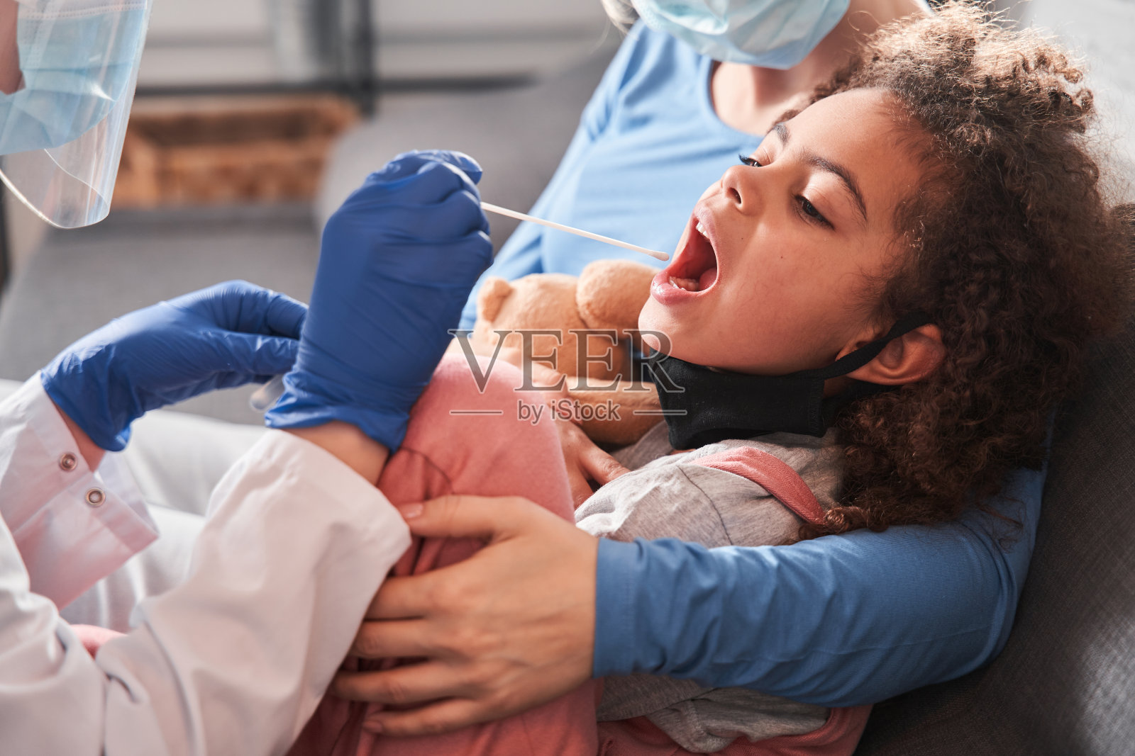 医护人员从患者身上提取样本进行冠状病毒检测照片摄影图片