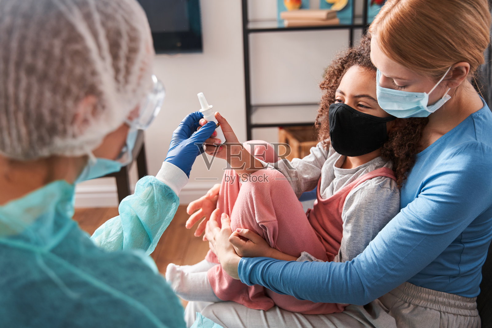 医生建议患者使用鼻腔喷雾剂照片摄影图片