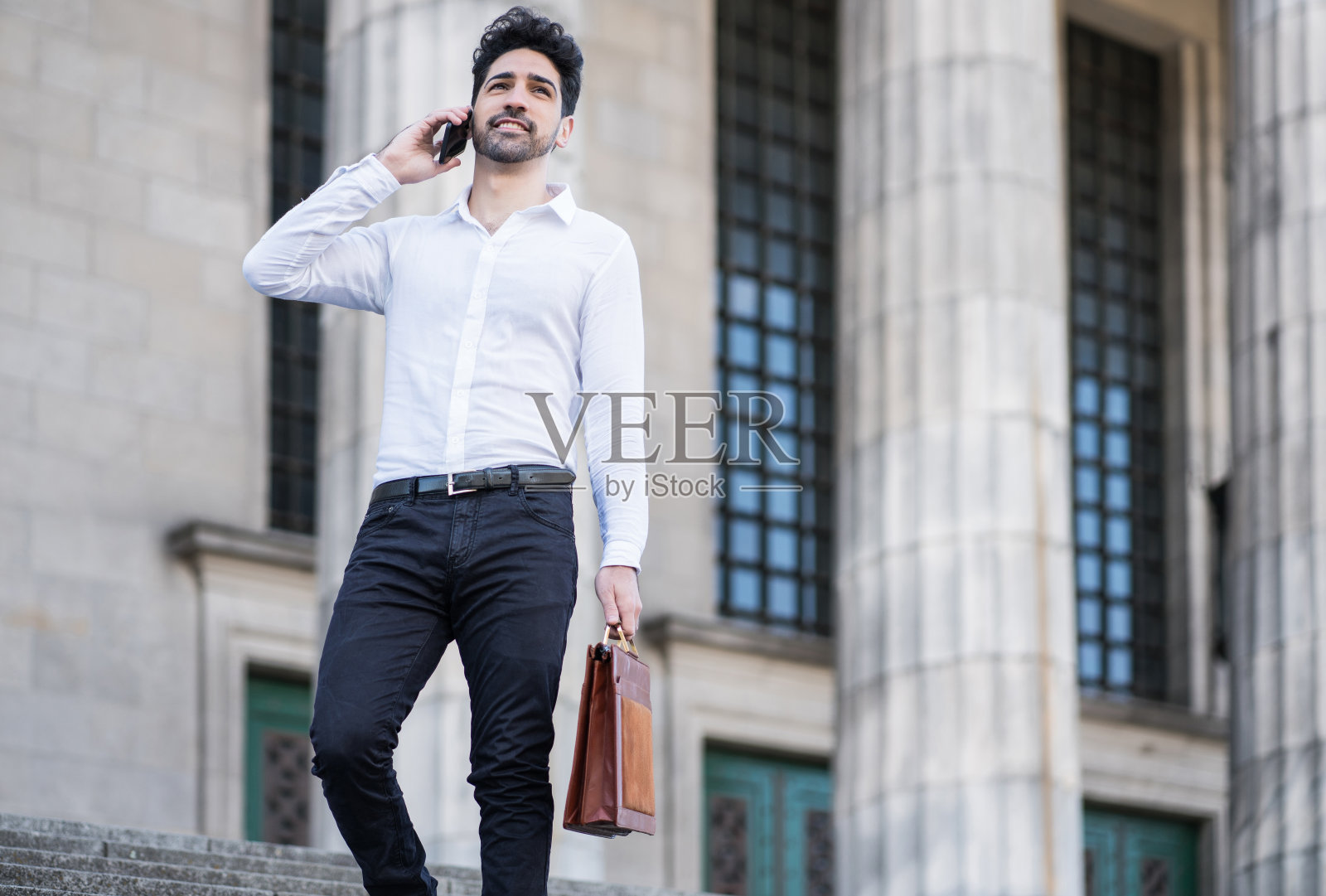 在户外打电话的商人。照片摄影图片