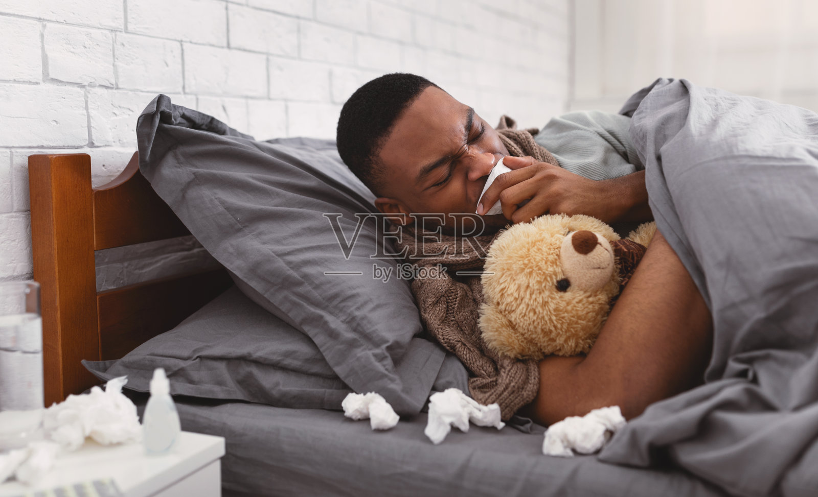 生病的非洲人咳嗽的肺炎在床上室内照片摄影图片