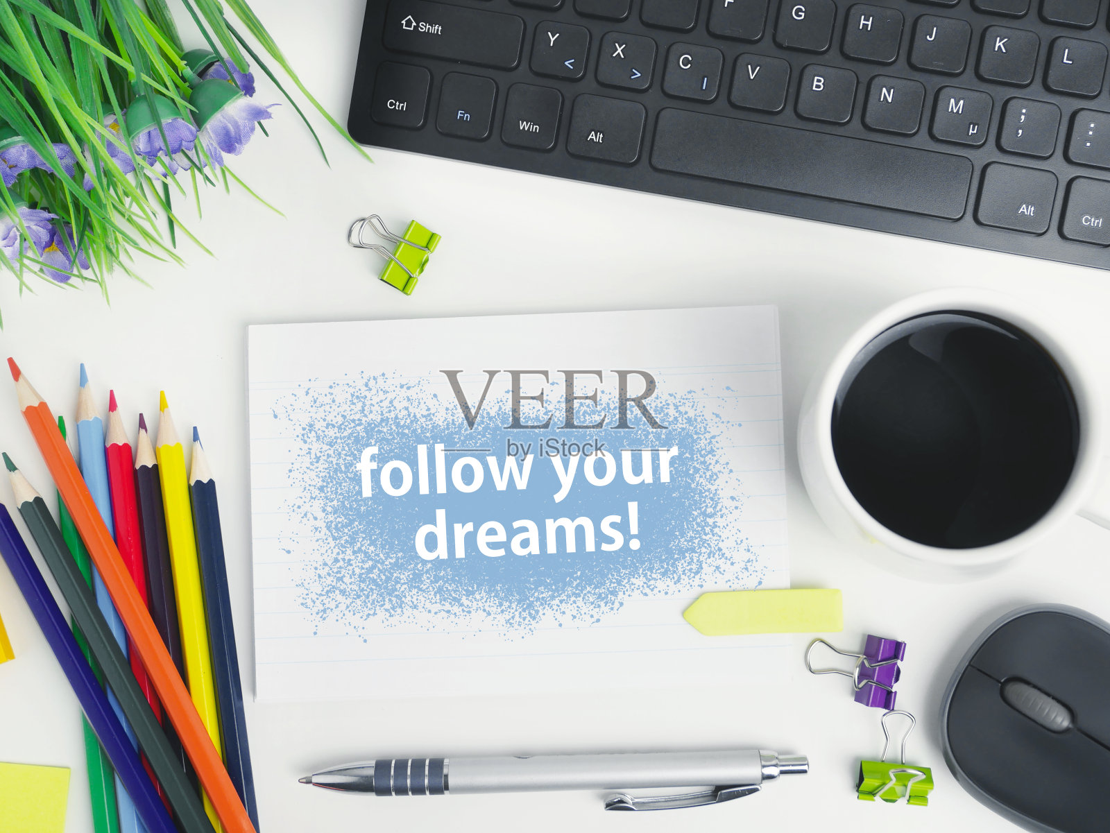 平铺办公室工作办公桌与咖啡，空白笔记本，电子设备和电脑。组织者模型概念的博客或标题图像与空间的文本或复制空间照片摄影图片