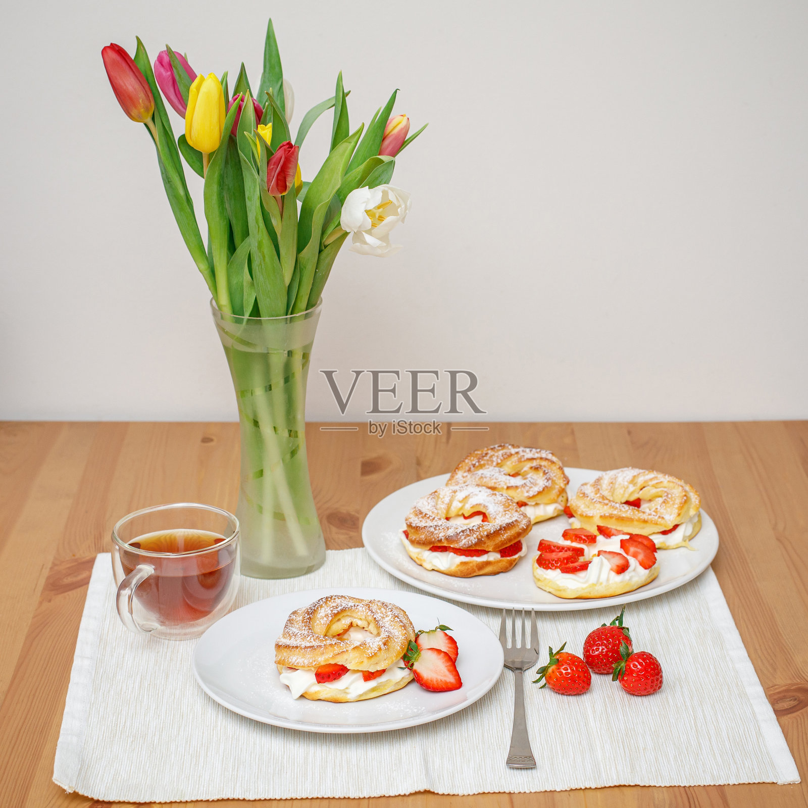 奶油泡芙蛋糕配生奶油和草莓照片摄影图片