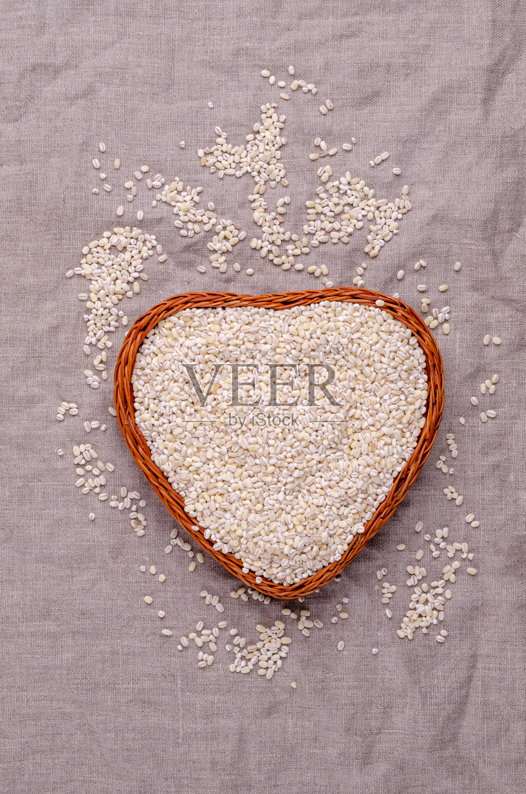 用柳条篮子晒干薏米照片摄影图片