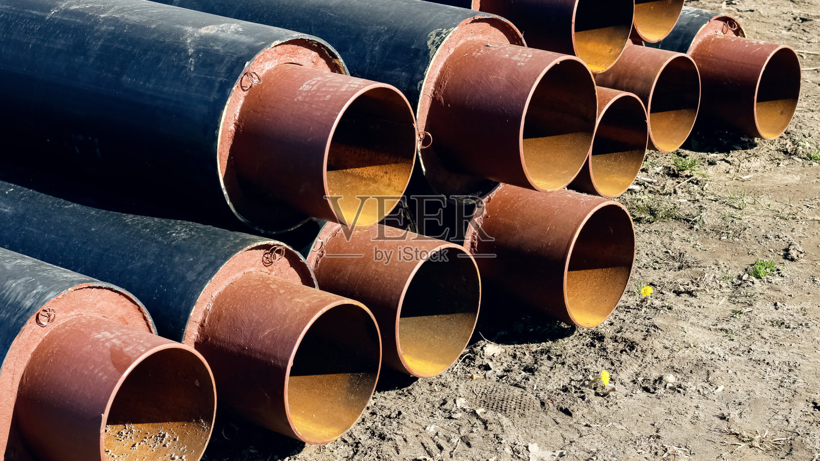 金属水管折叠在草地上照片摄影图片