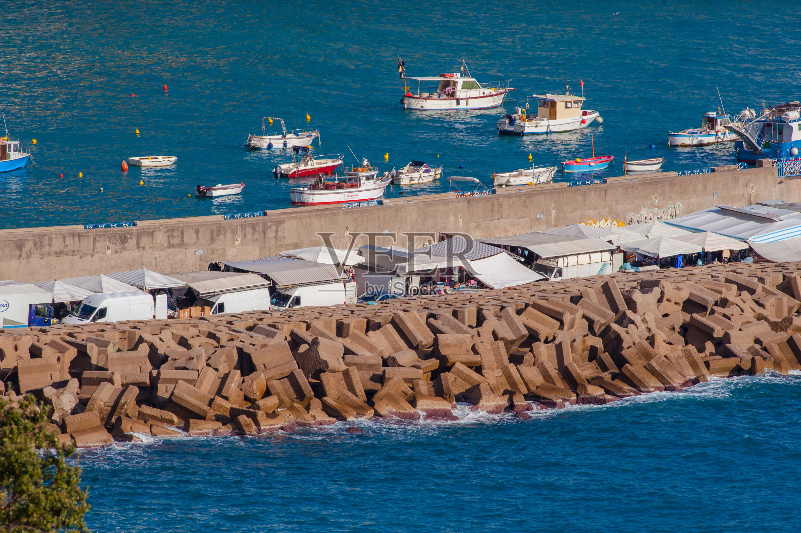 意大利坎帕尼亚阿马尔菲的混凝土码头、游船和切割机。照片摄影图片
