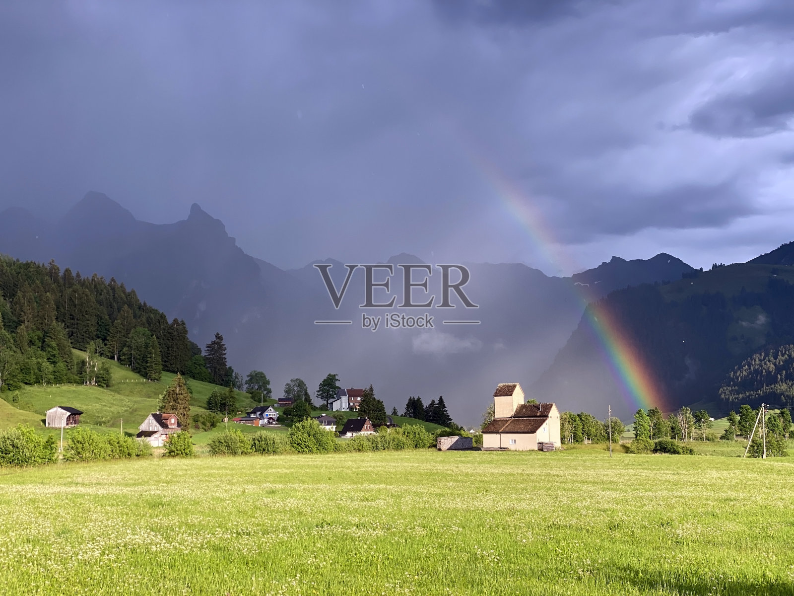 在春天的倾盆大雨之后，傍晚的彩虹在Sihltal山谷的草地和牧场上，在人造的Sihlsee湖，爱因西登-施维茨州，瑞士照片摄影图片