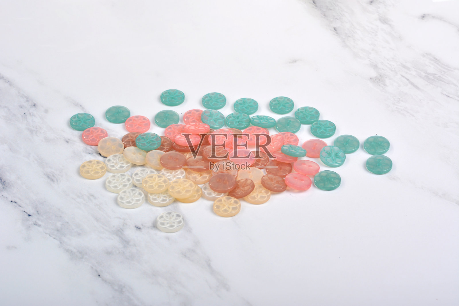 一堆糖果色的塑料纽扣照片摄影图片