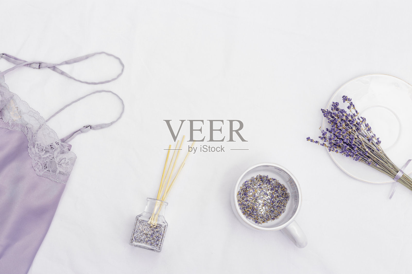 健康夜眠理念，睡衣，睡眠面膜，薰衣草茶，香枕照片摄影图片