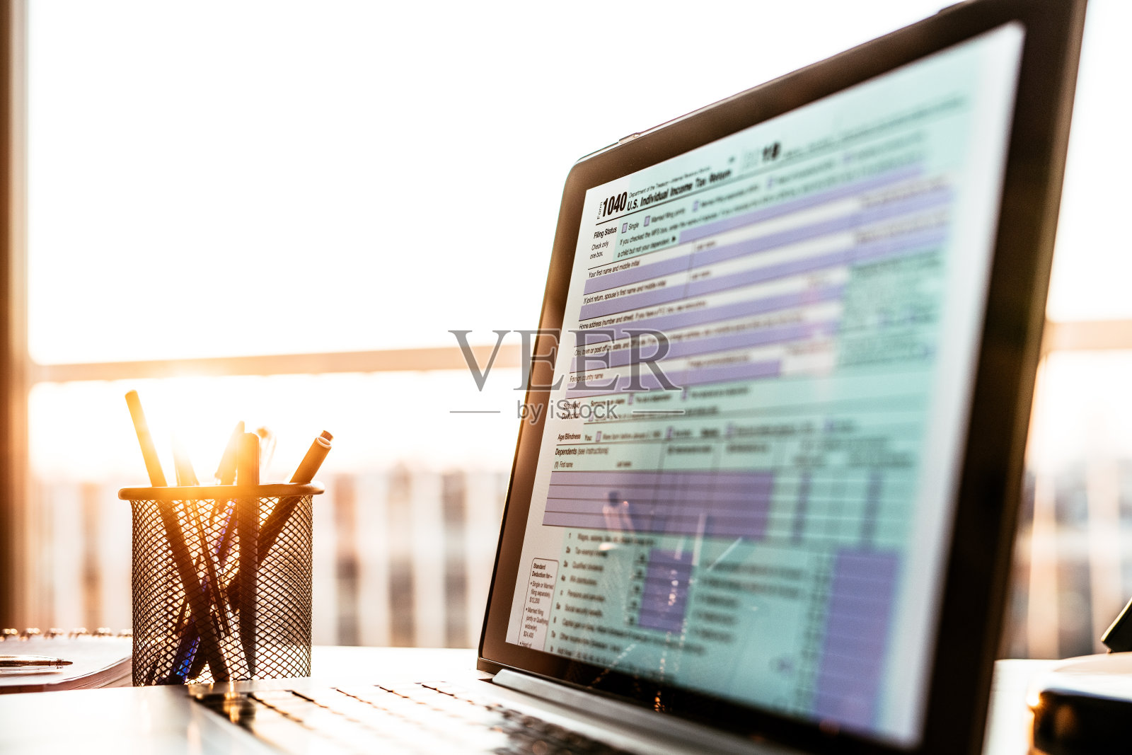 税单1040 -在冠状病毒大流行期间在线填写税单照片摄影图片