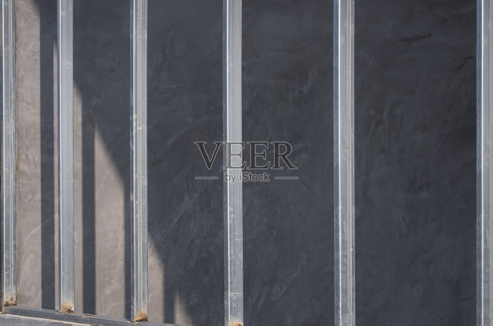 房屋施工现场区域墙体框架结构钢管与模糊阁楼水泥墙侧视图照片摄影图片