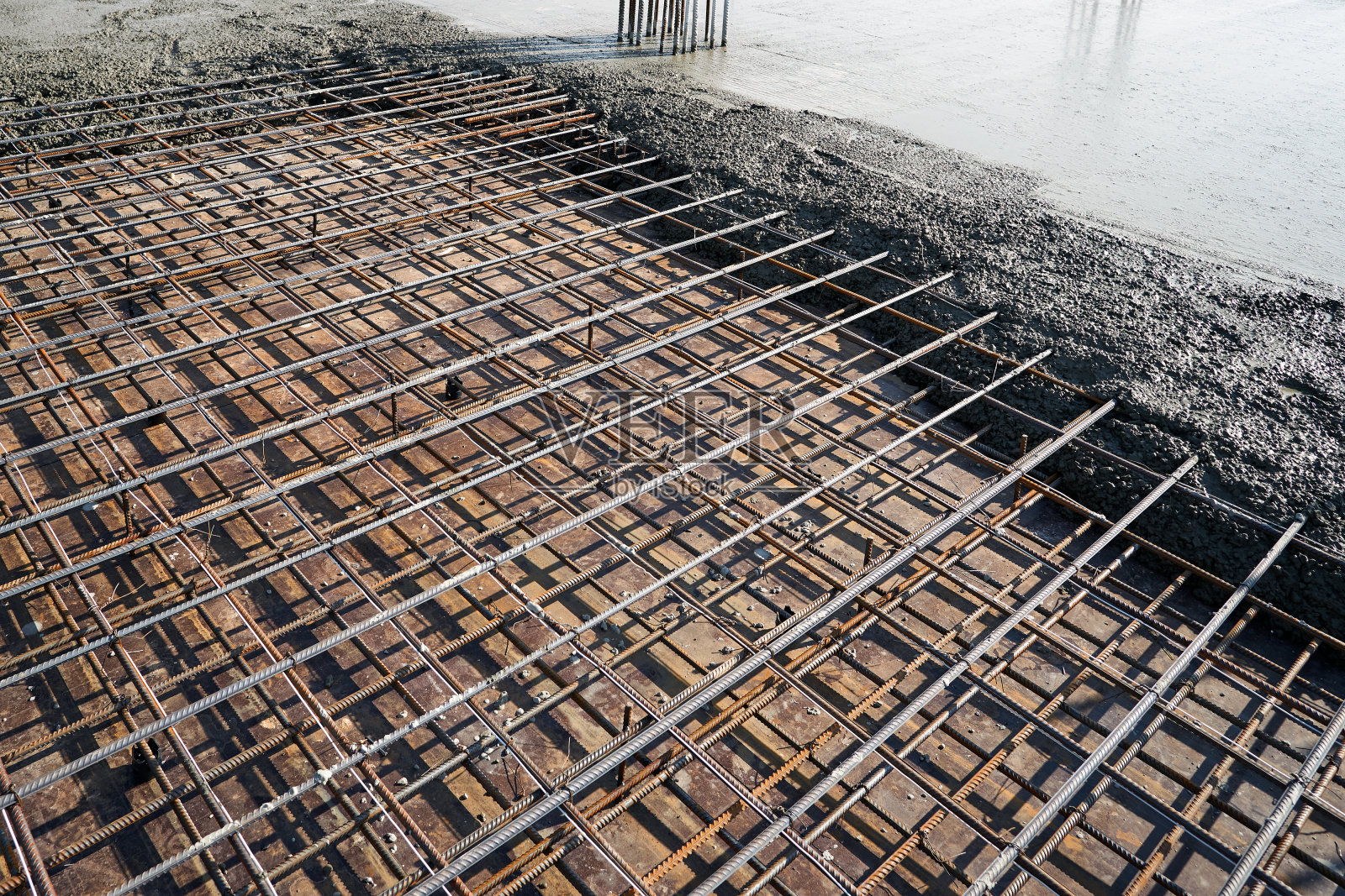 在地板上浇混凝土。照片摄影图片