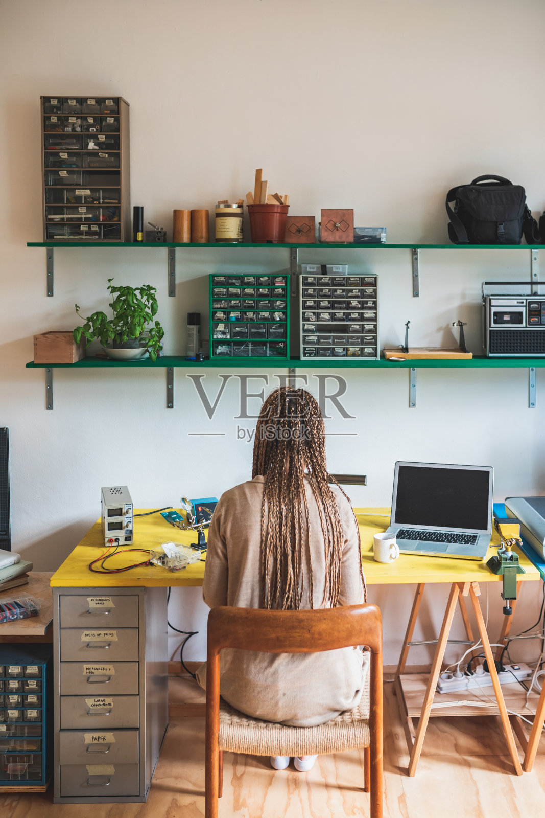 在车间工作的不认识的妇女的背影照片摄影图片