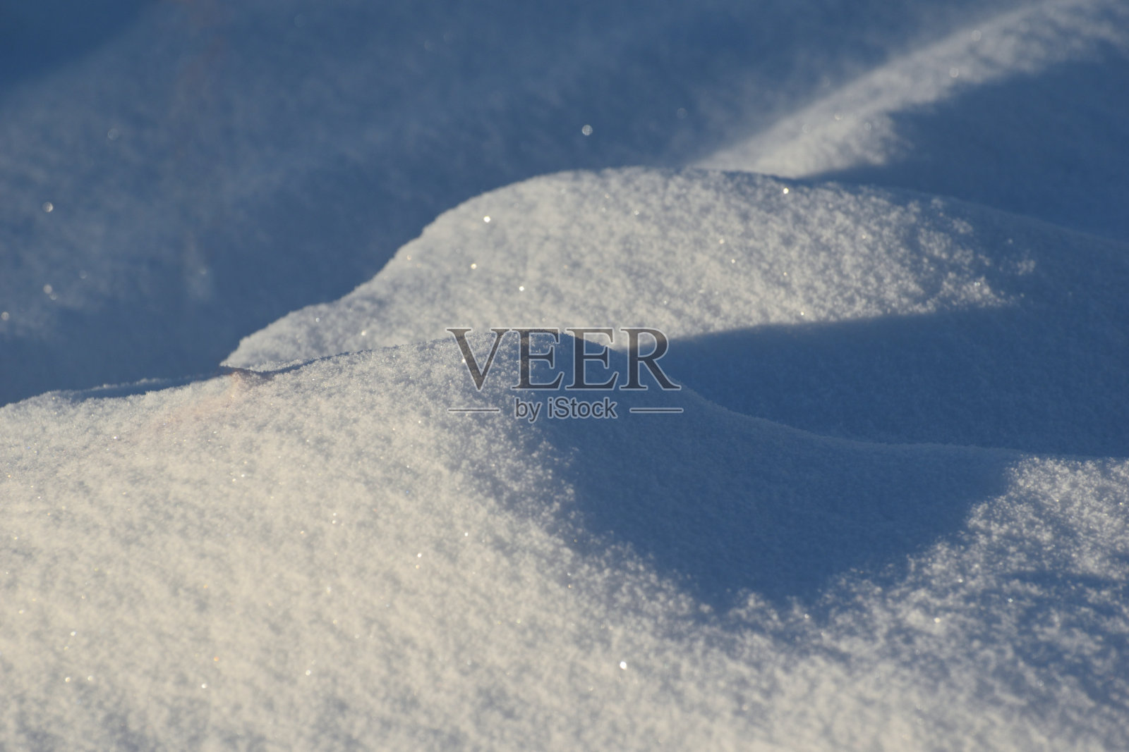 晨曦中飘雪的光影模糊抽象照片摄影图片