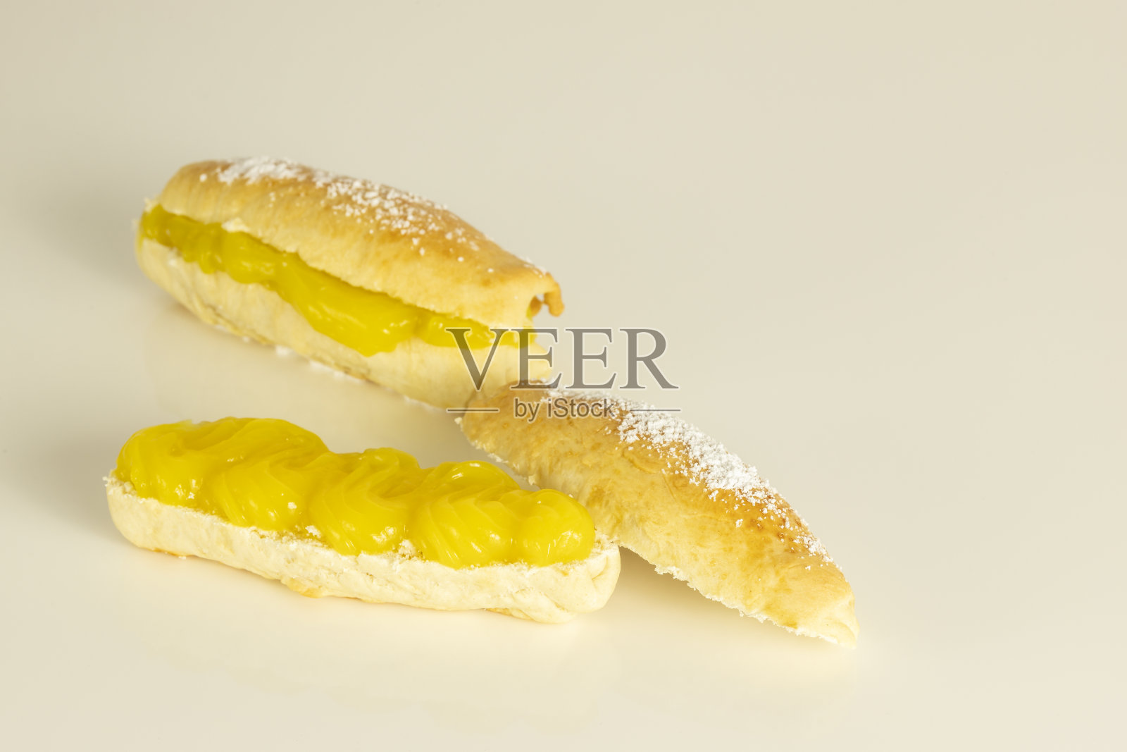 这是典型的安达卢西亚甜点，由生面团面包和奶油制成，是圣诞节和复活节的特别甜点。传统的家庭烹饪理念。水平照片和选择焦点照片摄影图片