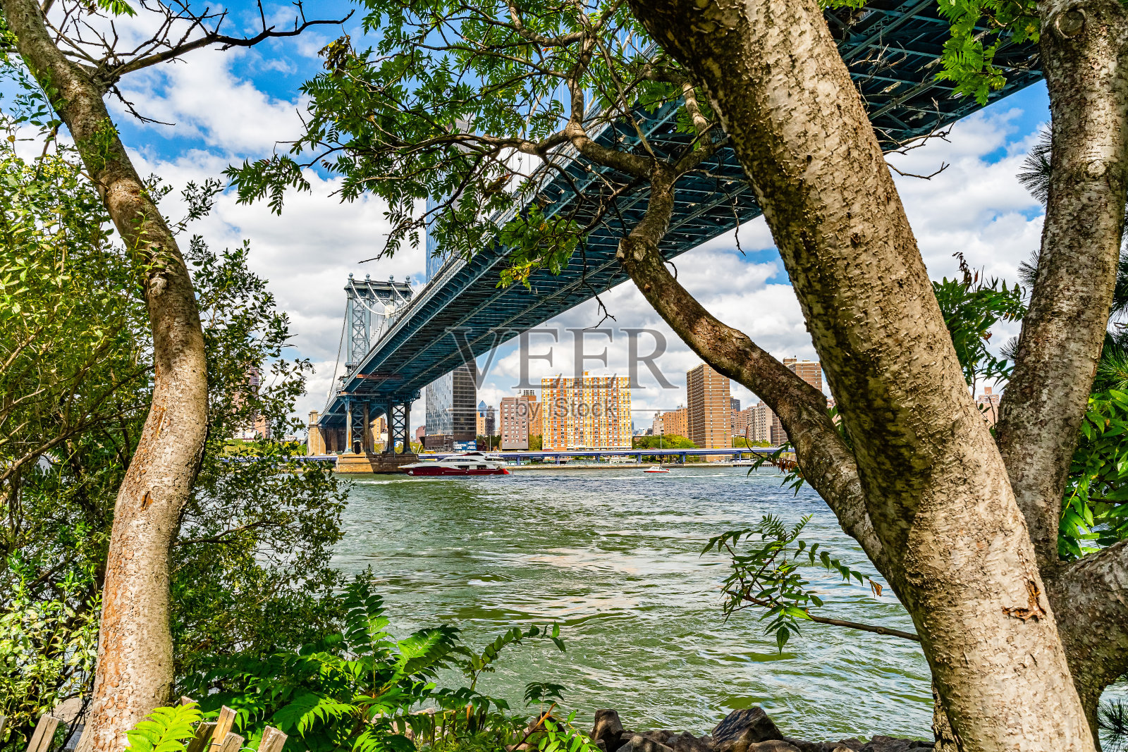 曼哈顿大桥横跨东河和滨水公寓曼哈顿纽约市广角视图照片摄影图片