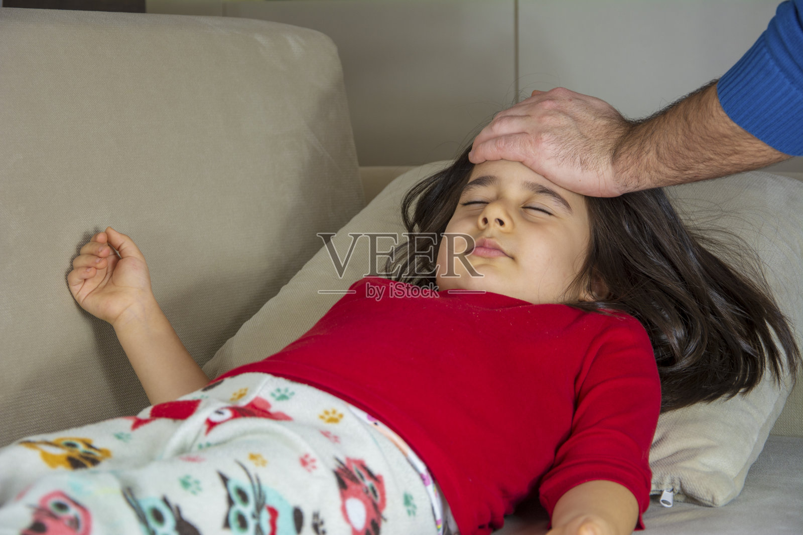一个男人的手正在测量生病的女孩的体温照片摄影图片