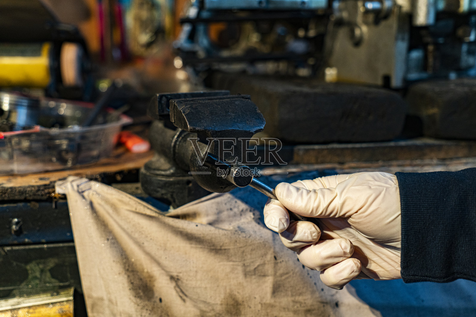 修理工戴着白手套工作照片摄影图片