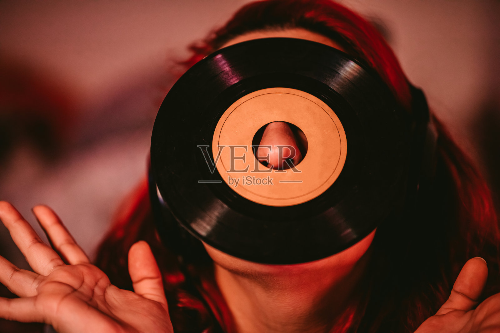 鼻子上放着一张LP唱片的女人照片摄影图片