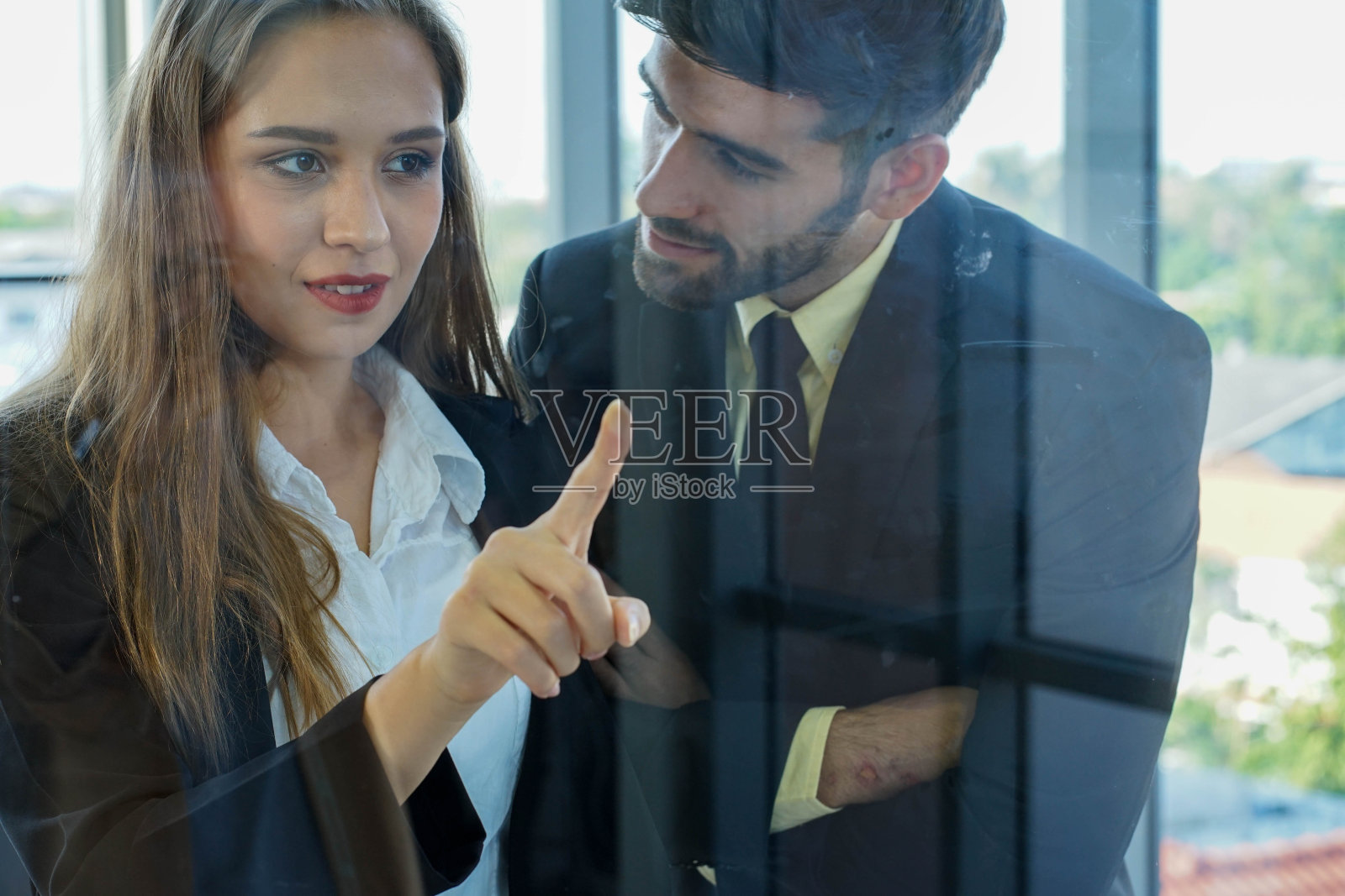 白人商务男士与漂亮的女同事在金融办公室工作照片摄影图片