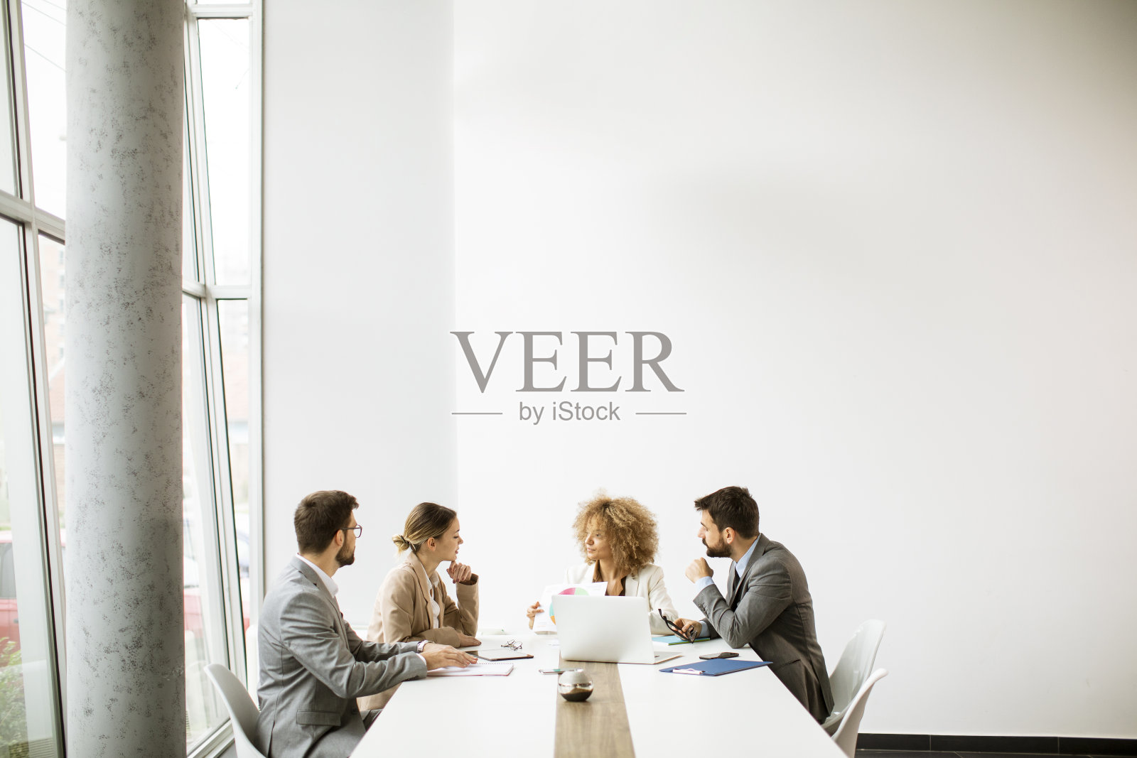 多民族商务人士在办公室一起工作照片摄影图片