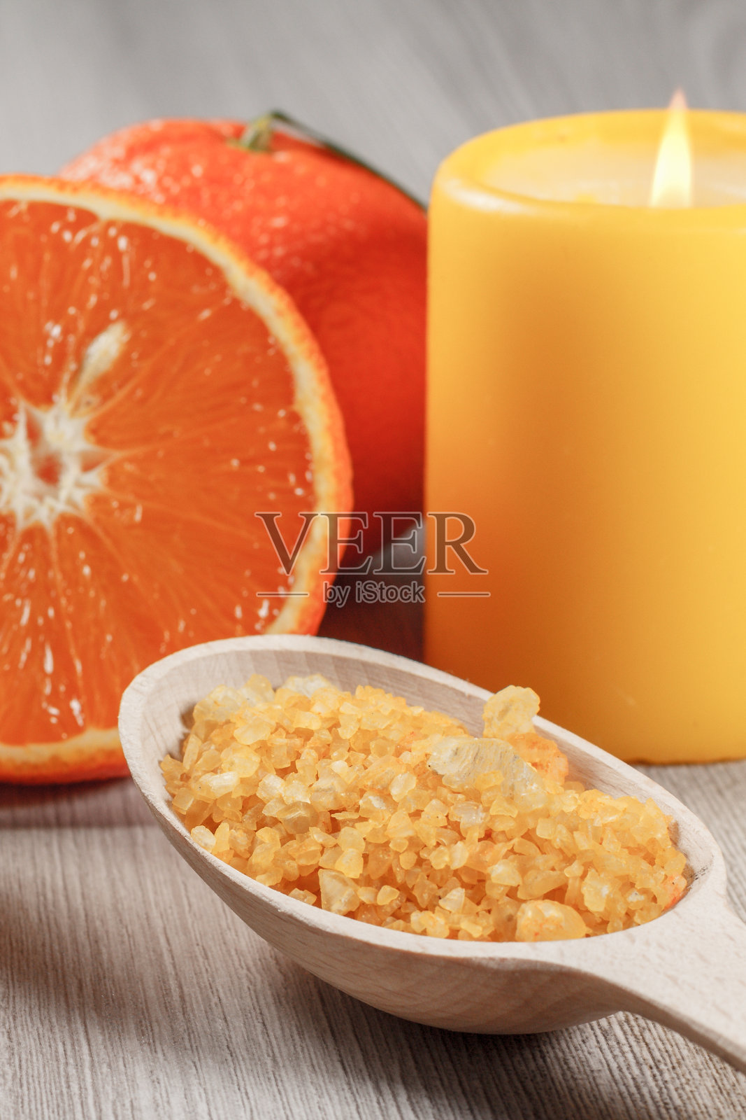 木勺上放着黄海盐和切好的橘子照片摄影图片