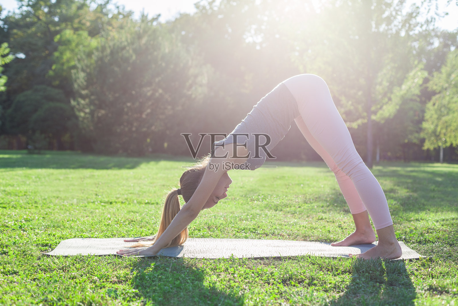 年轻女子练习瑜伽照片摄影图片