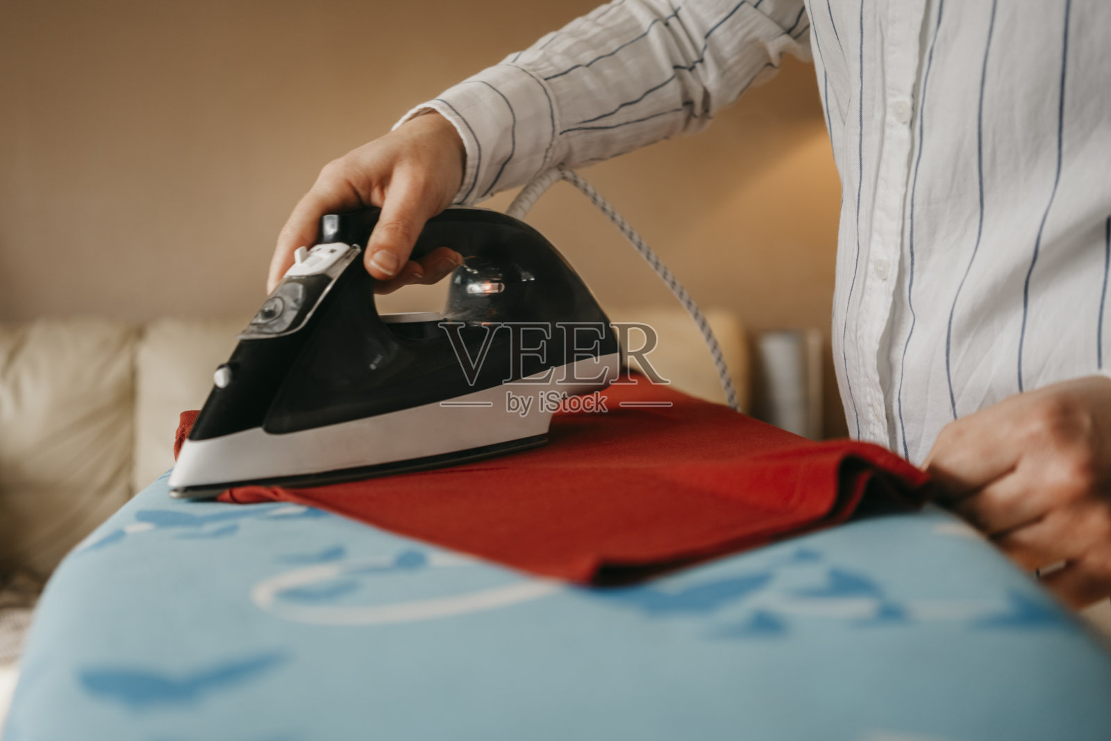 熨衣服照片摄影图片