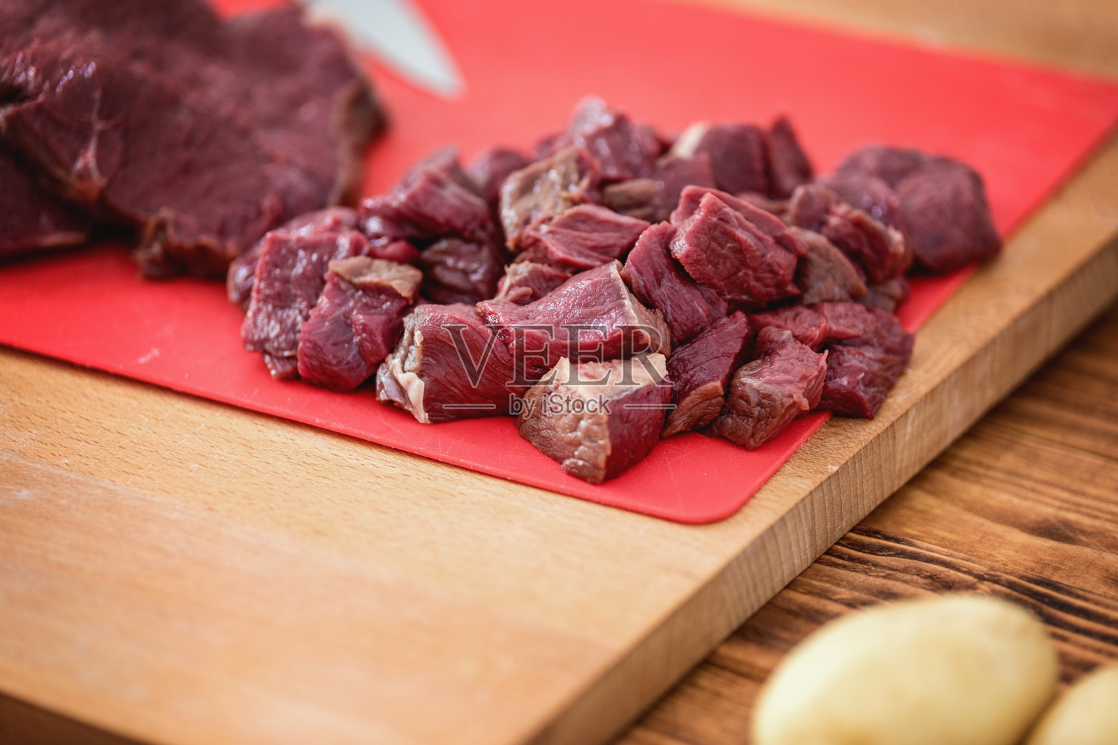 游戏或马肉切成块状，特写照片摄影图片