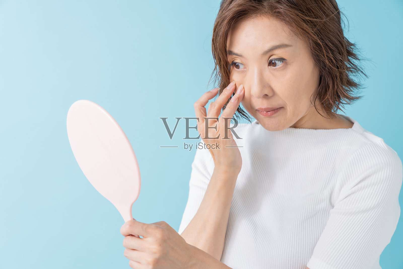 老年妇女要照镜子照片摄影图片